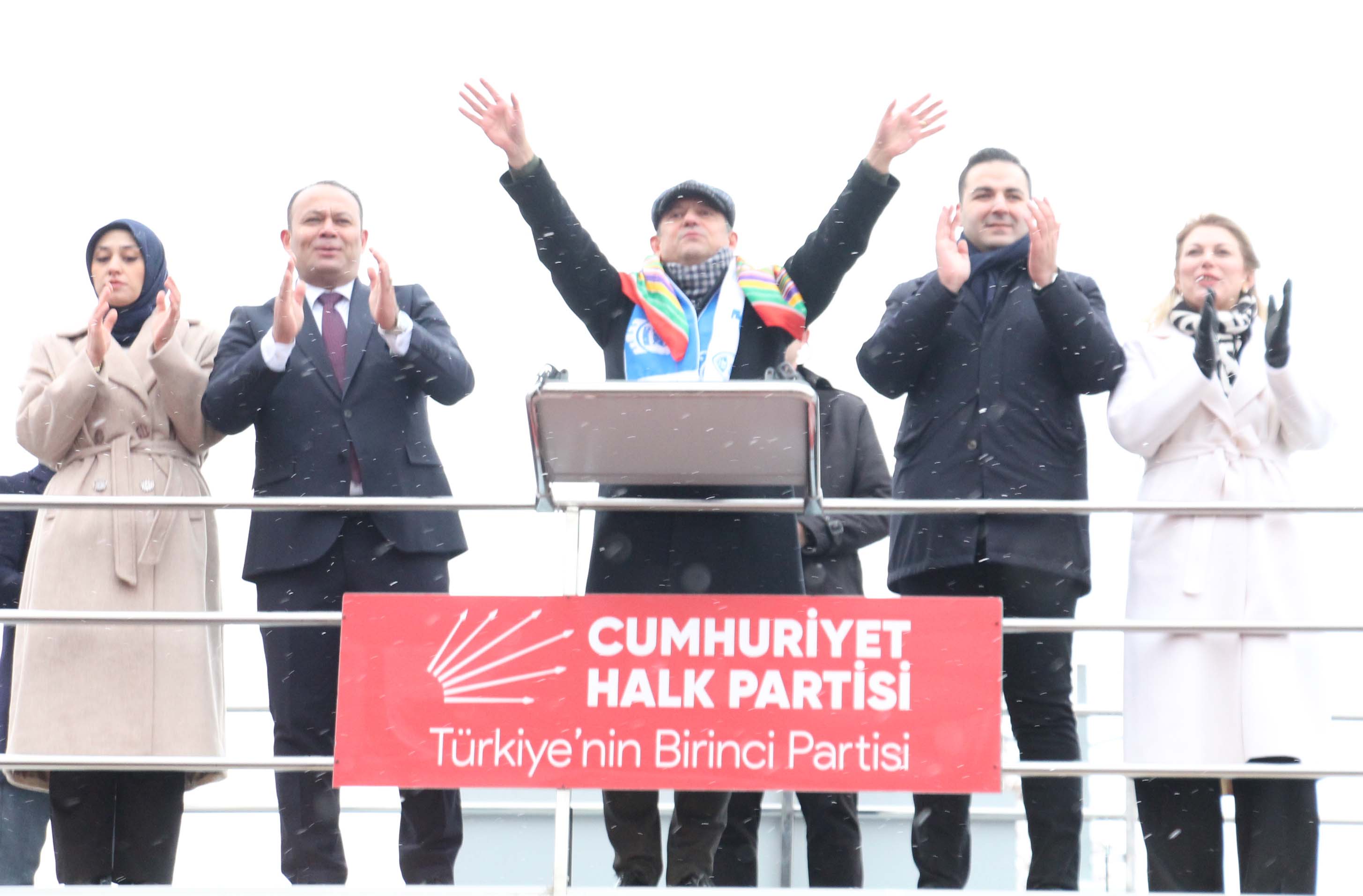 Özgür Özel mitingde konuşuyor