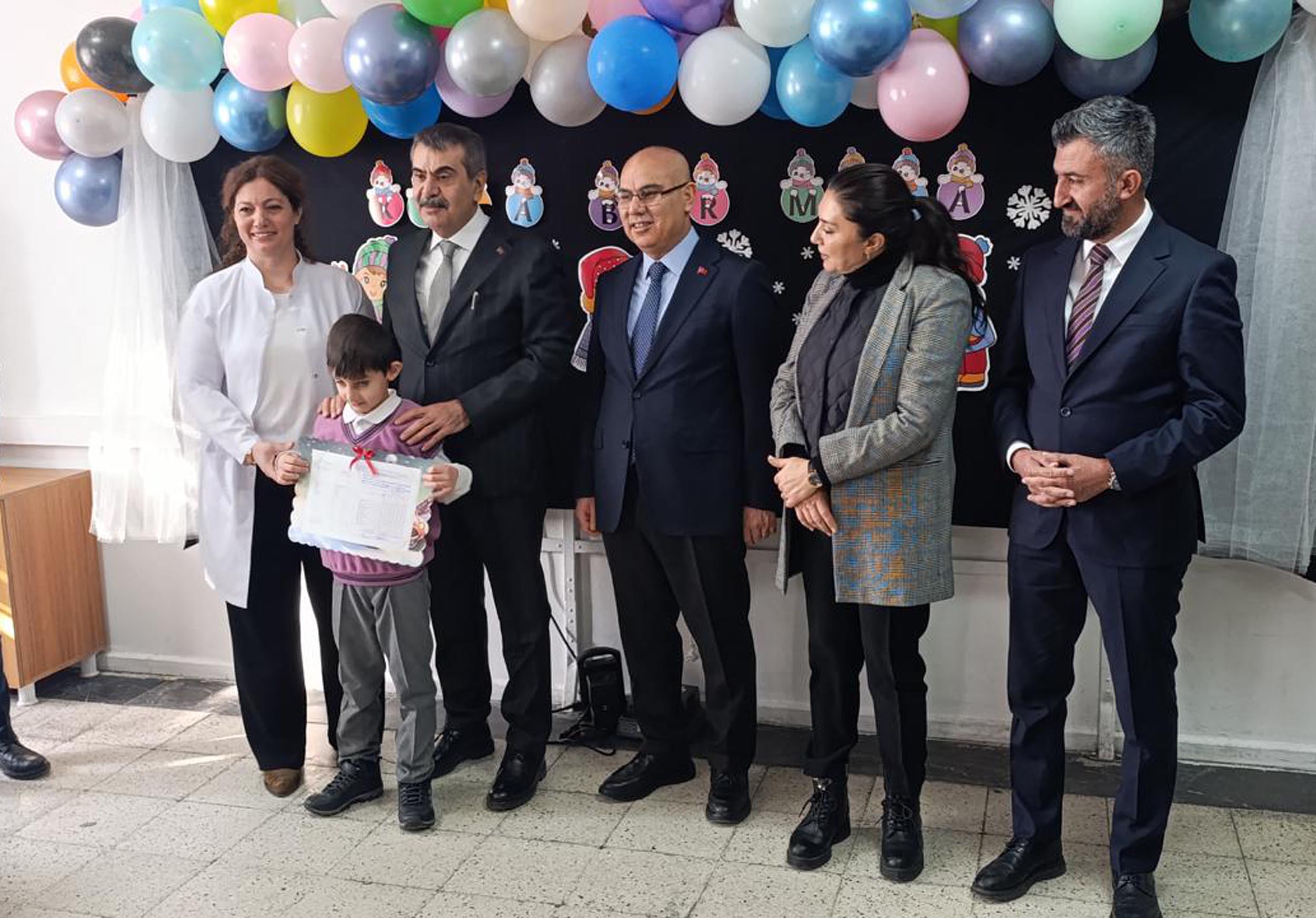 Bakan Tekin sınıfta öğrencilerle