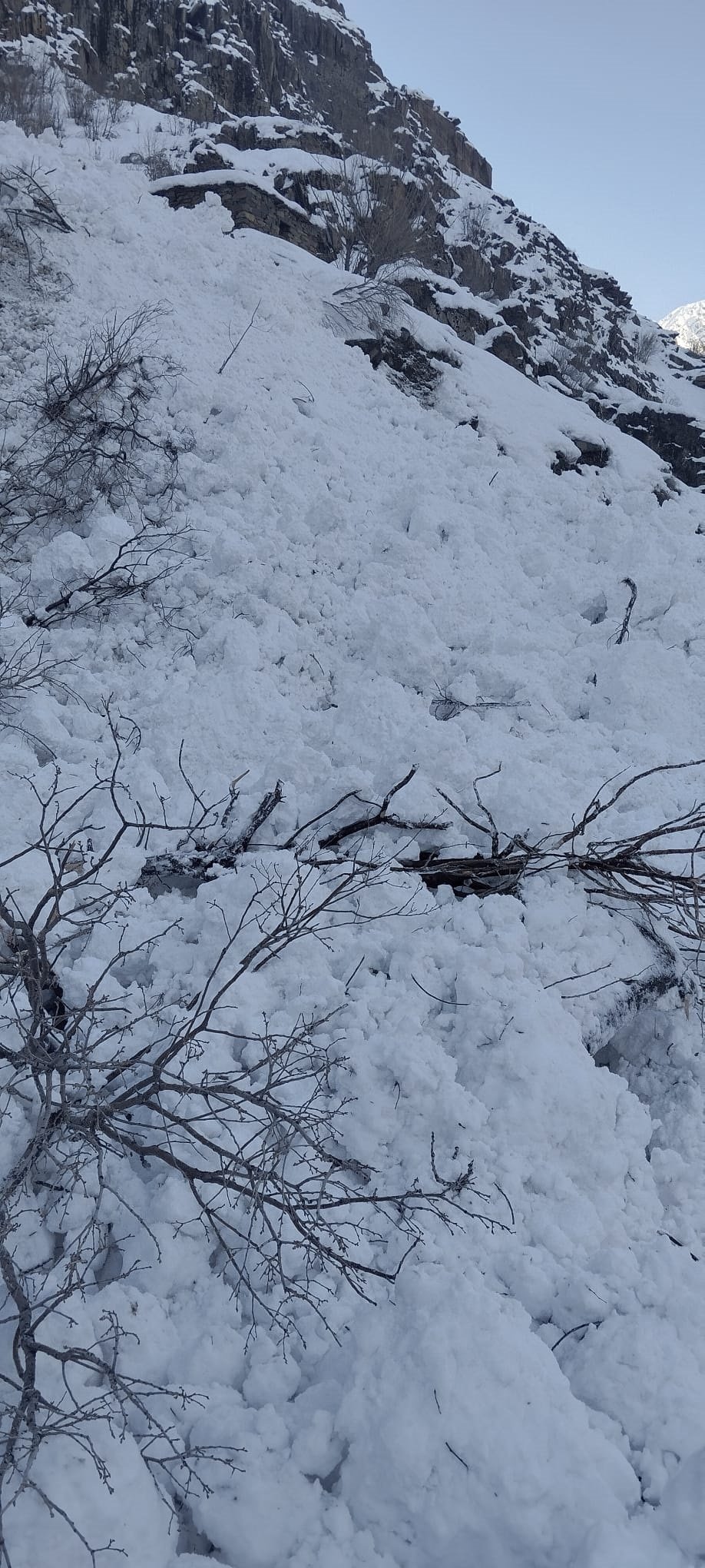 Karayolları ekipleri çığ temizleme çalışması