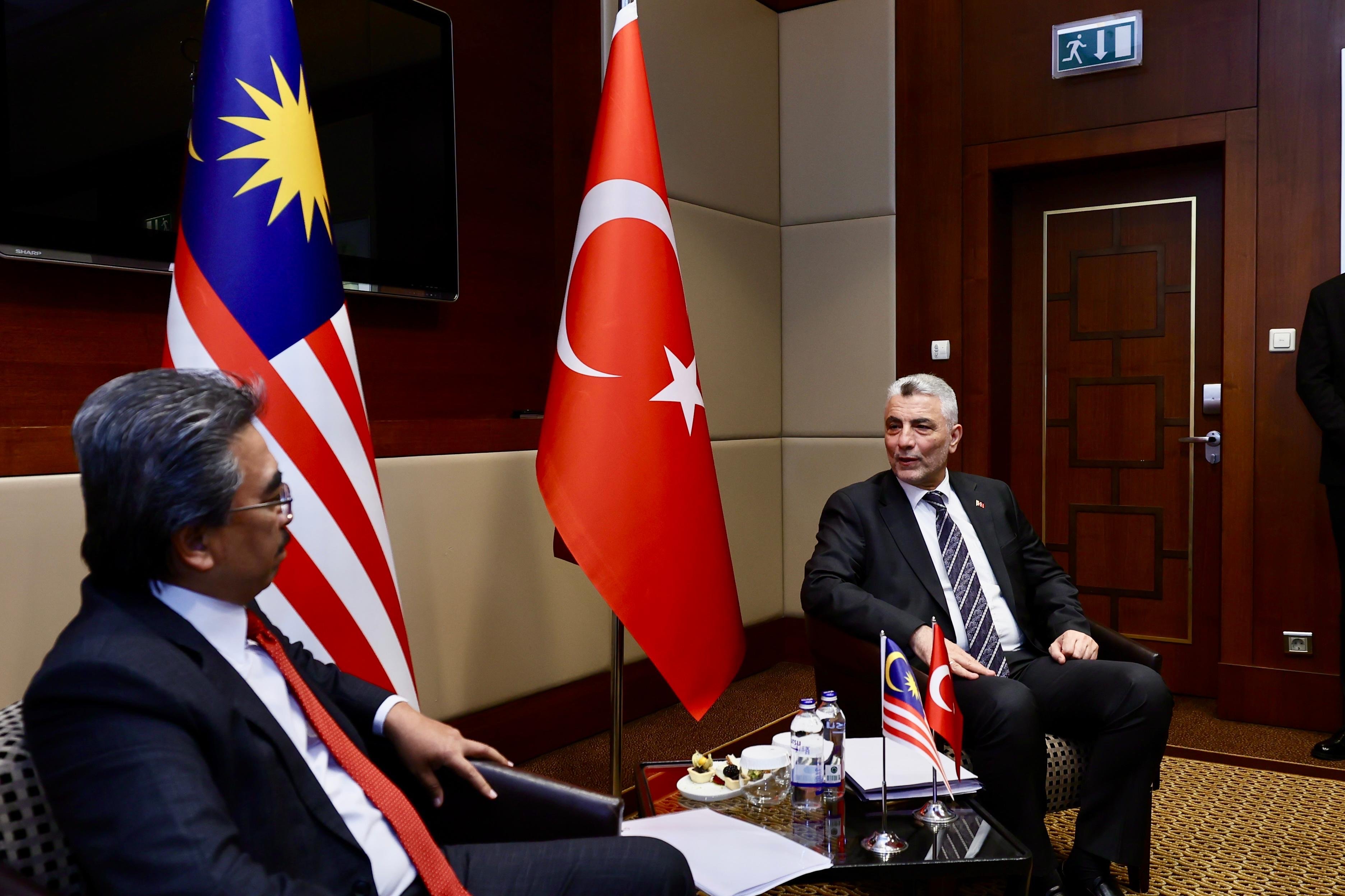 Ticaret Bakanı Ömer Bolat Malezyalı Bakan Johari Abdul Ghani ile görüşme