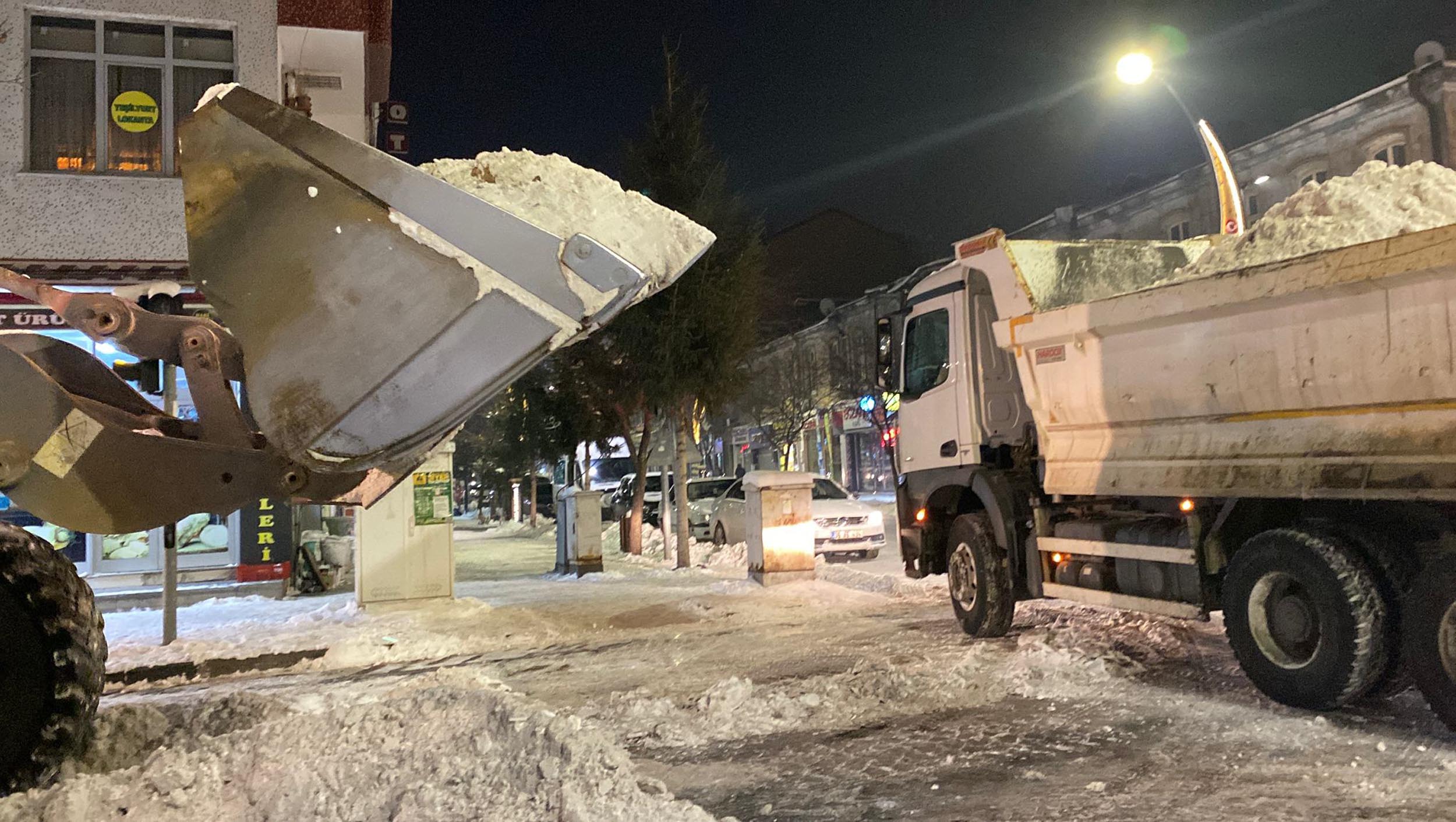Kars Belediyesi ekipleri kar temizliği