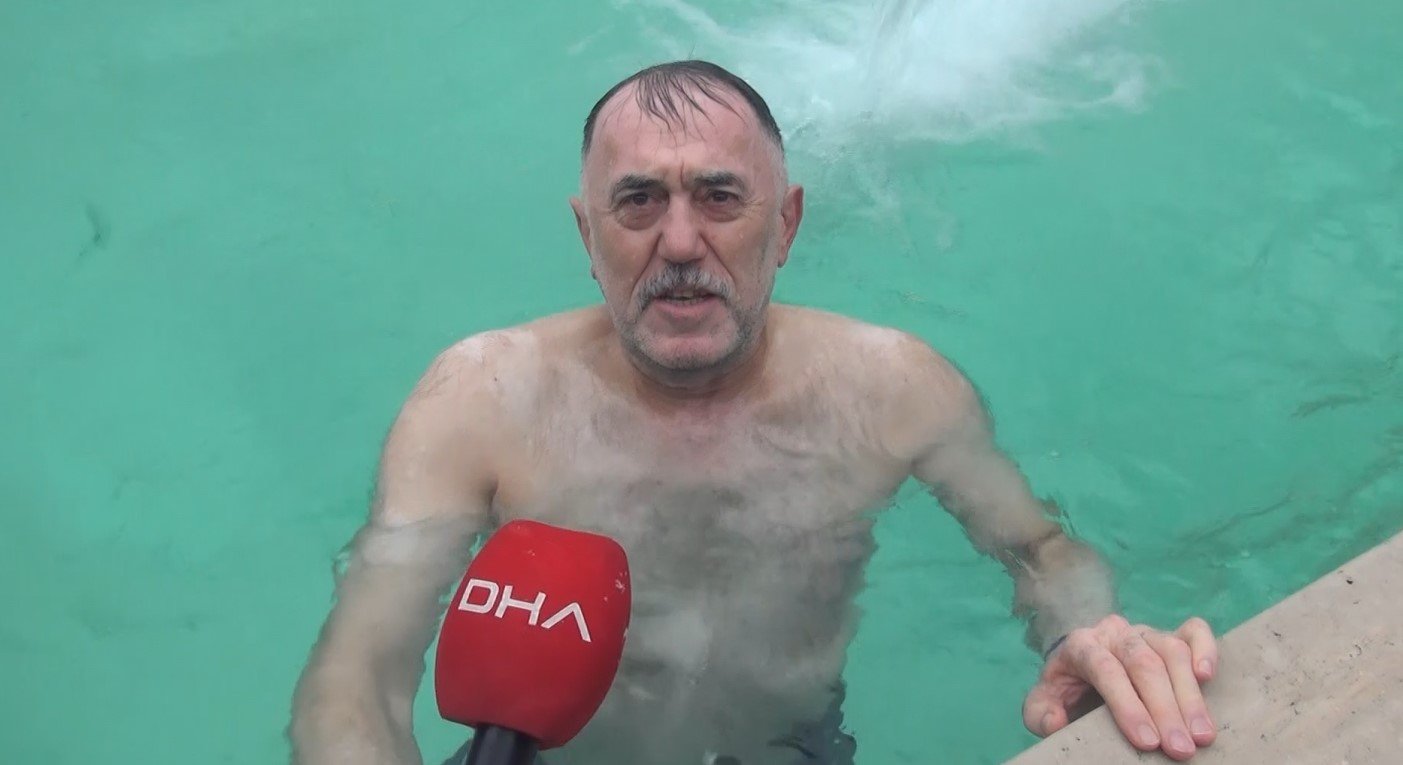 Termal havuzda aileler