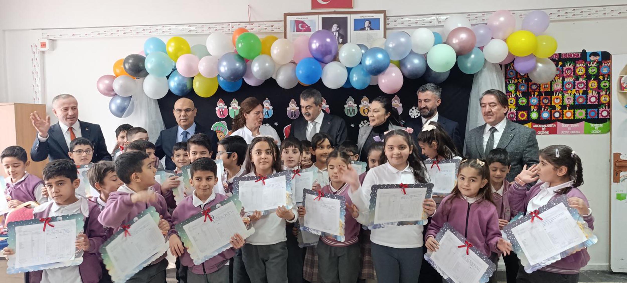 Milli Eğitim Bakanı Yusuf Tekin Ağrıda karne dağıtıyor