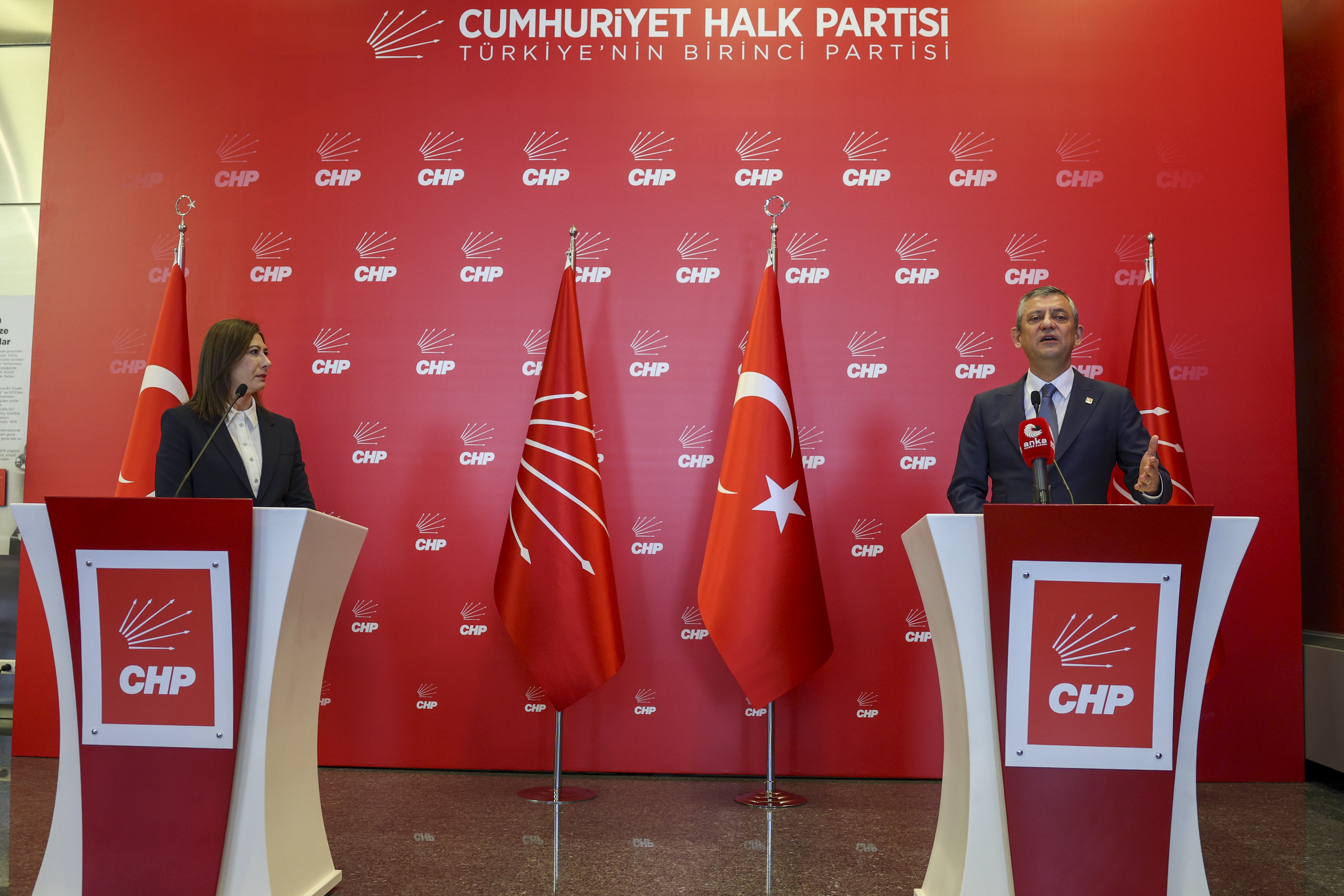 Özgür Özel konuşmasını sürdürüyor