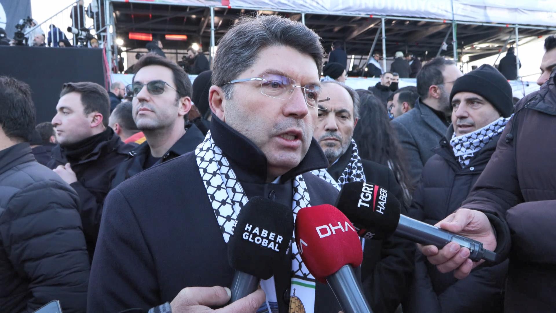 Adalet Bakanı Yılmaz Tunç Galata Köprüsünde