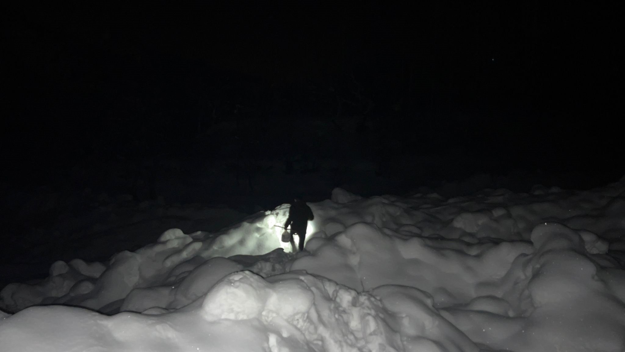 Yüksekova köy yolu çığ temizlendi