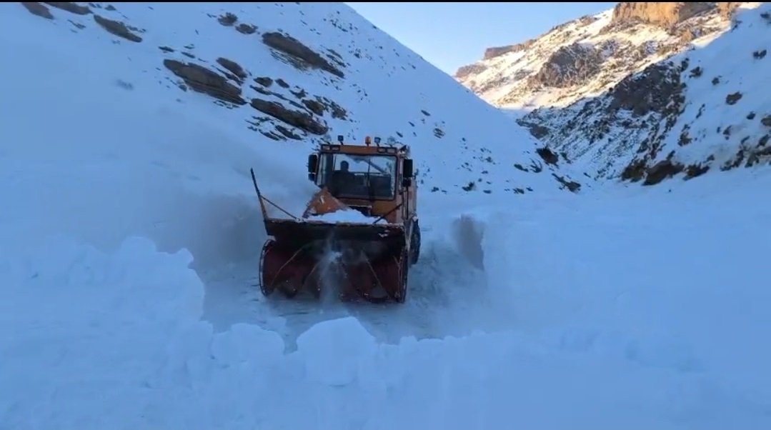 Van Başkale çığ sonrası yol açma çalışması