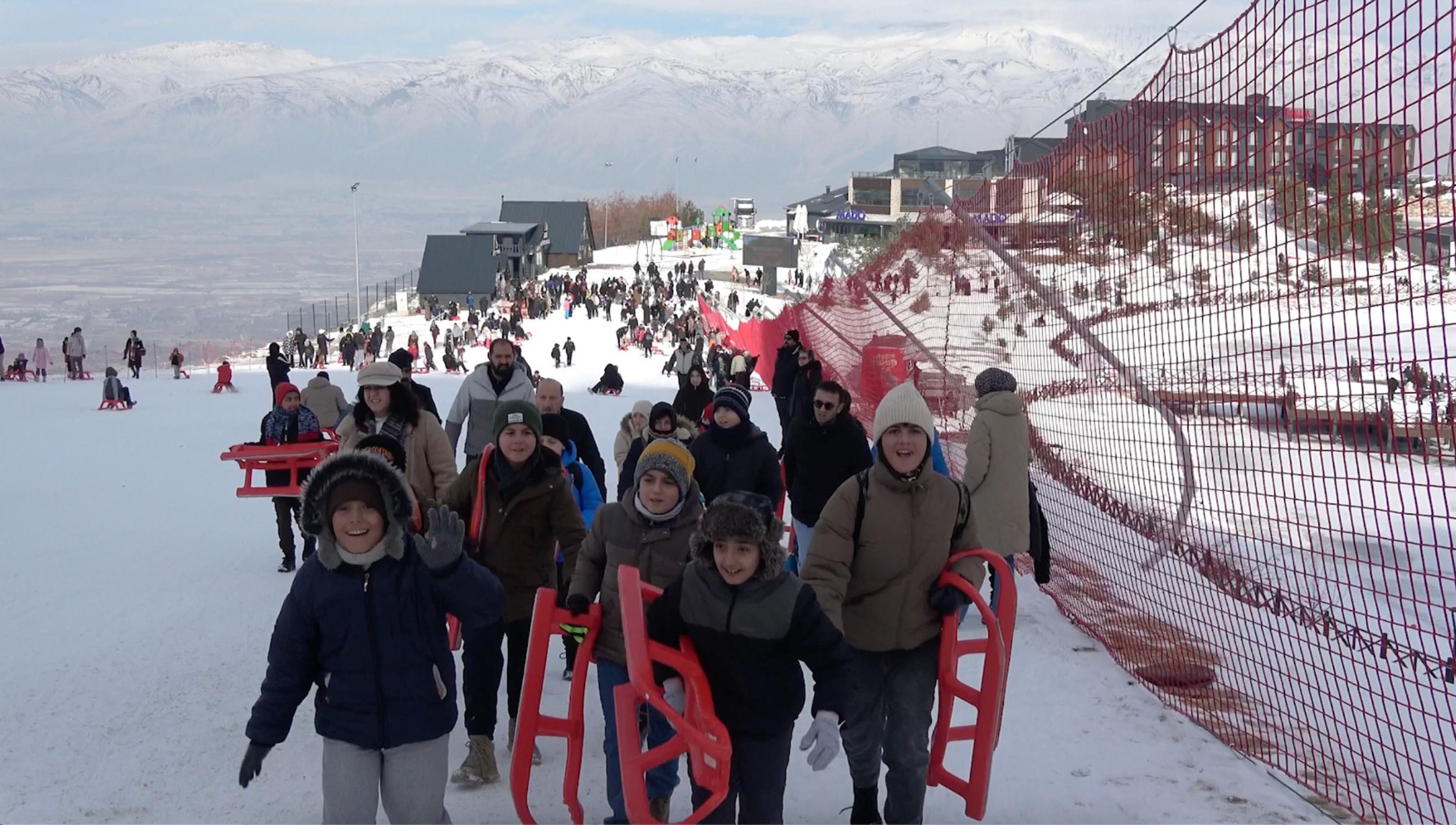 Erzincan Valisi Hamza Aydoğdu çocuklarla