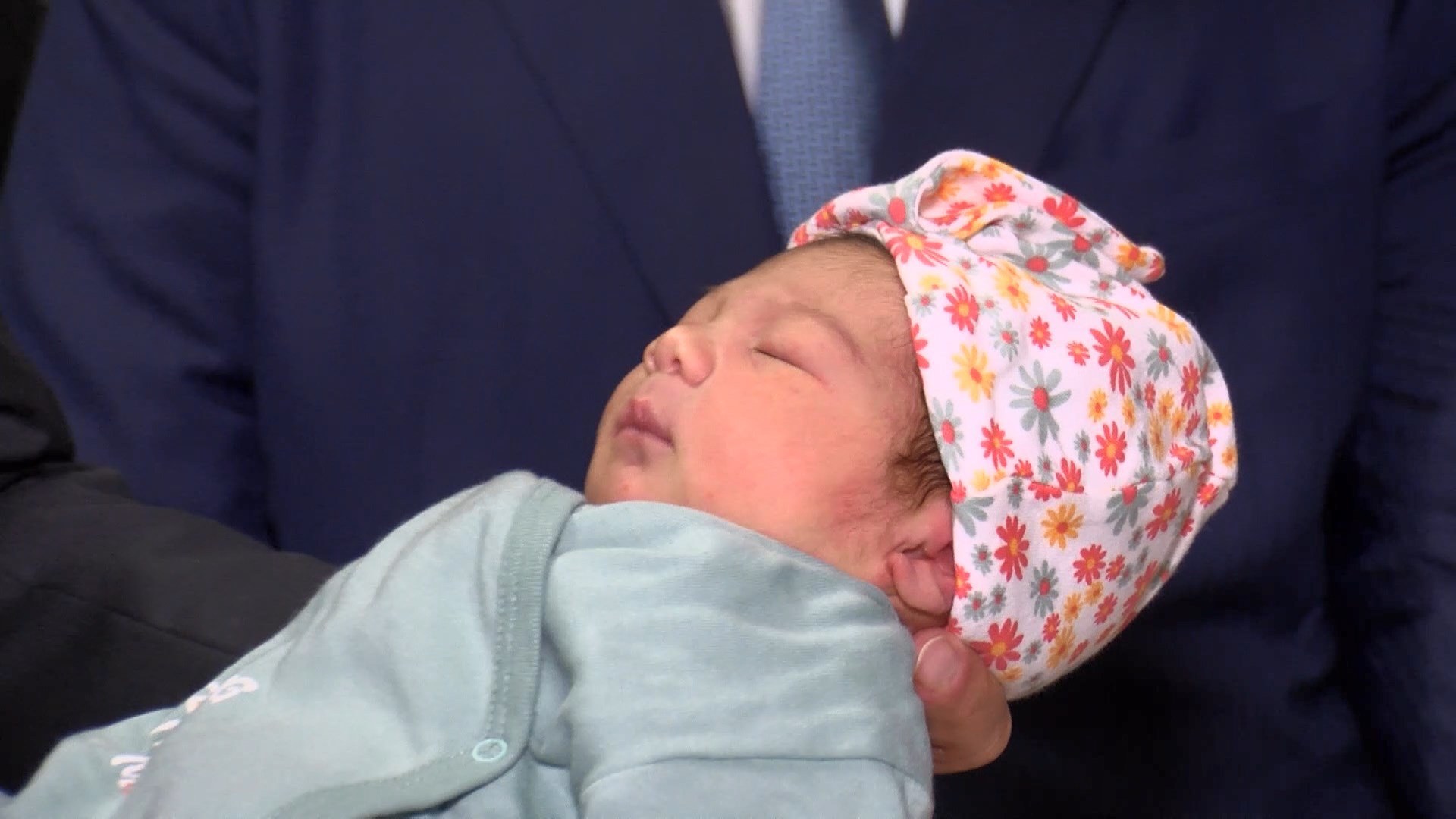 Bakan Memişoğlu hastane personeli ile hatıra fotoğrafı çektiriyor