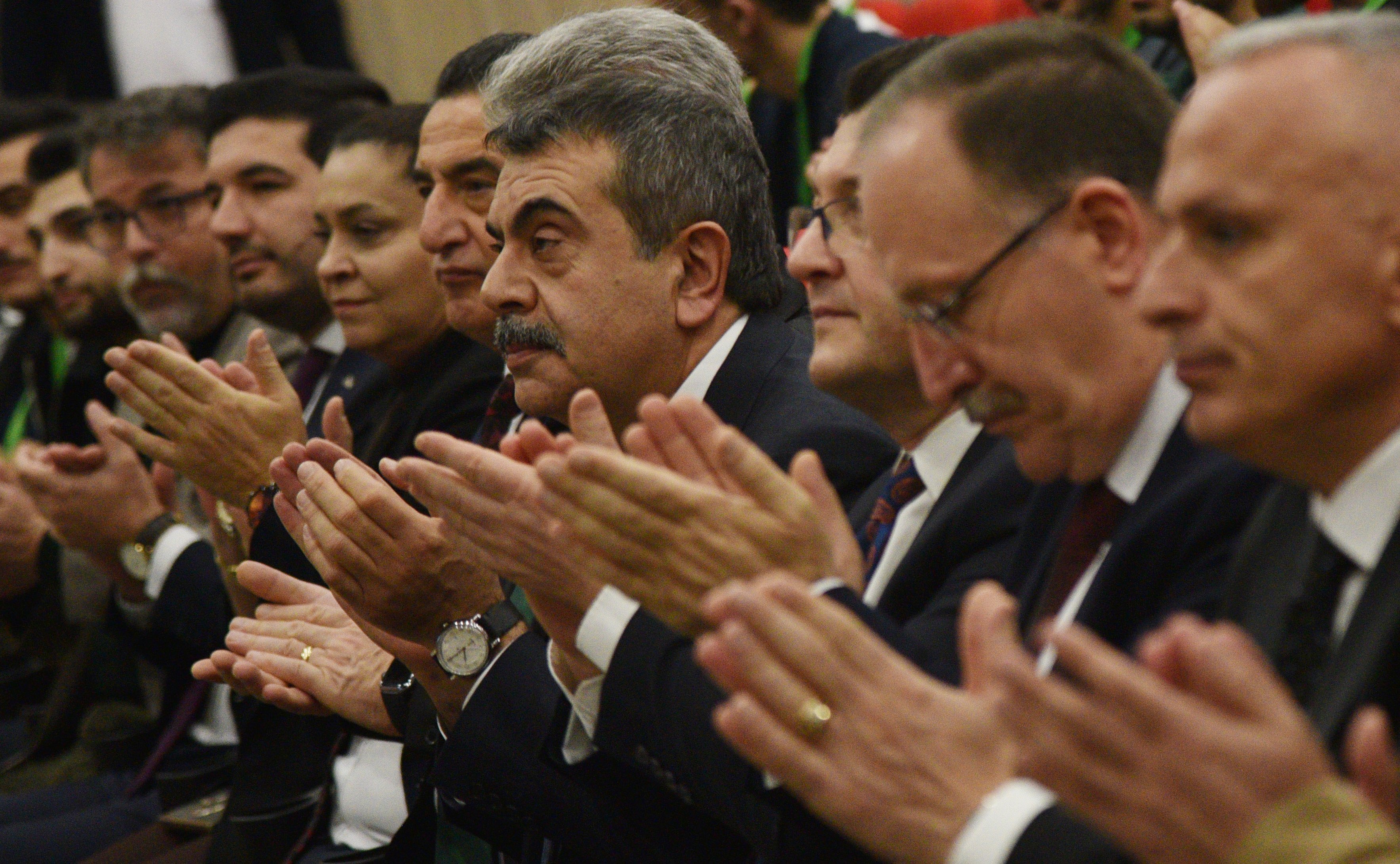 Bakan Tekin öğrencilerle sohbet ediyor