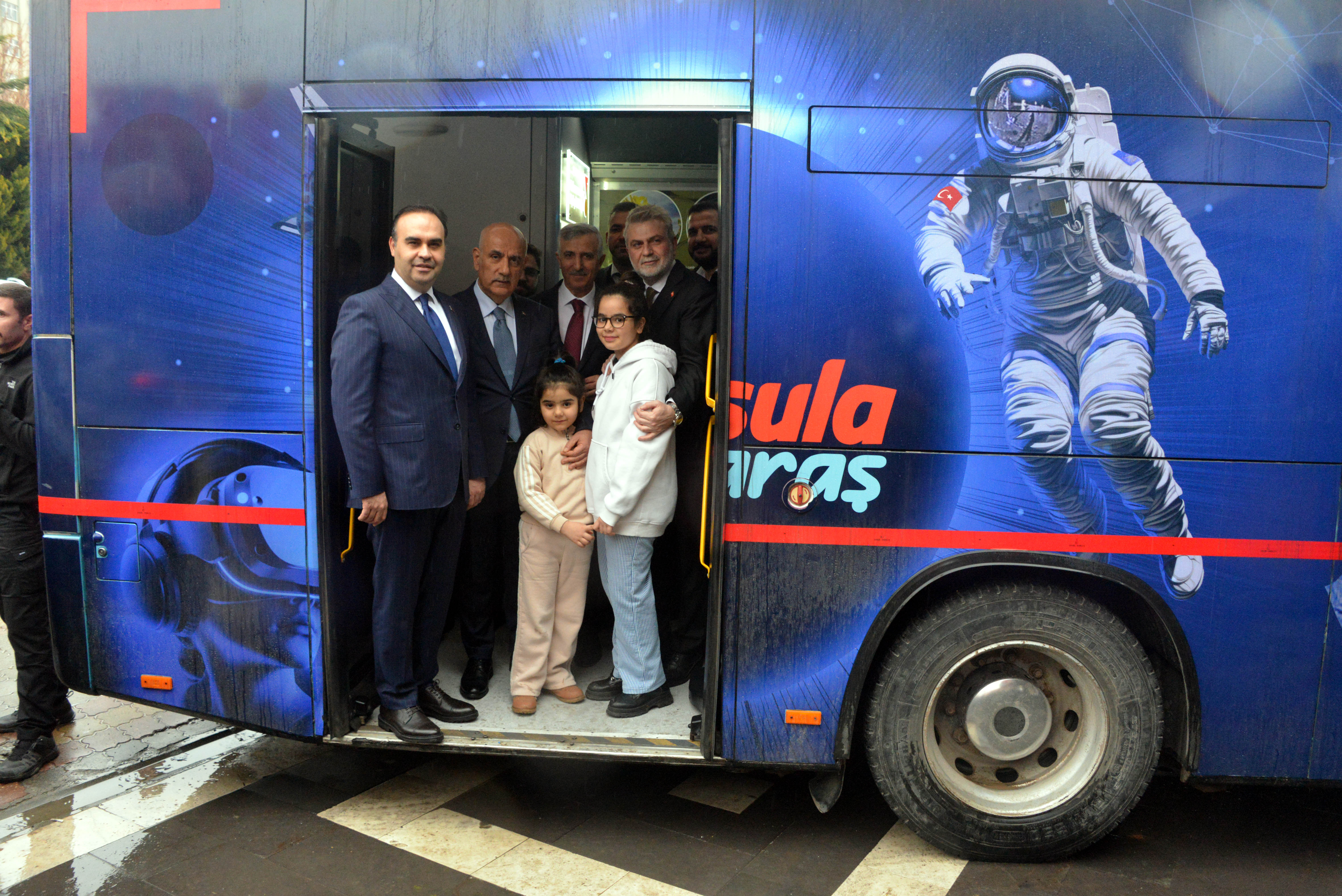 Bakan Kacır sanayi sitesi anahtarlarını teslim ediyor