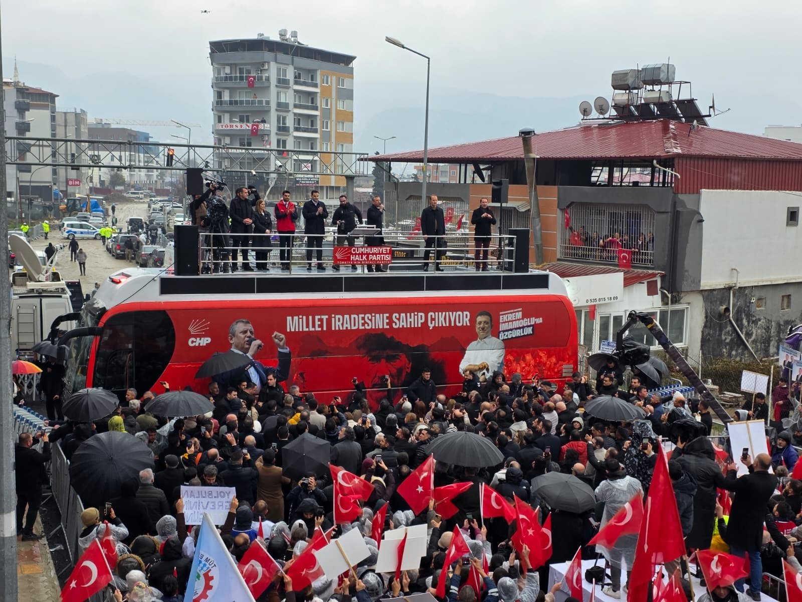 Özgür Özel ve Kalabalık