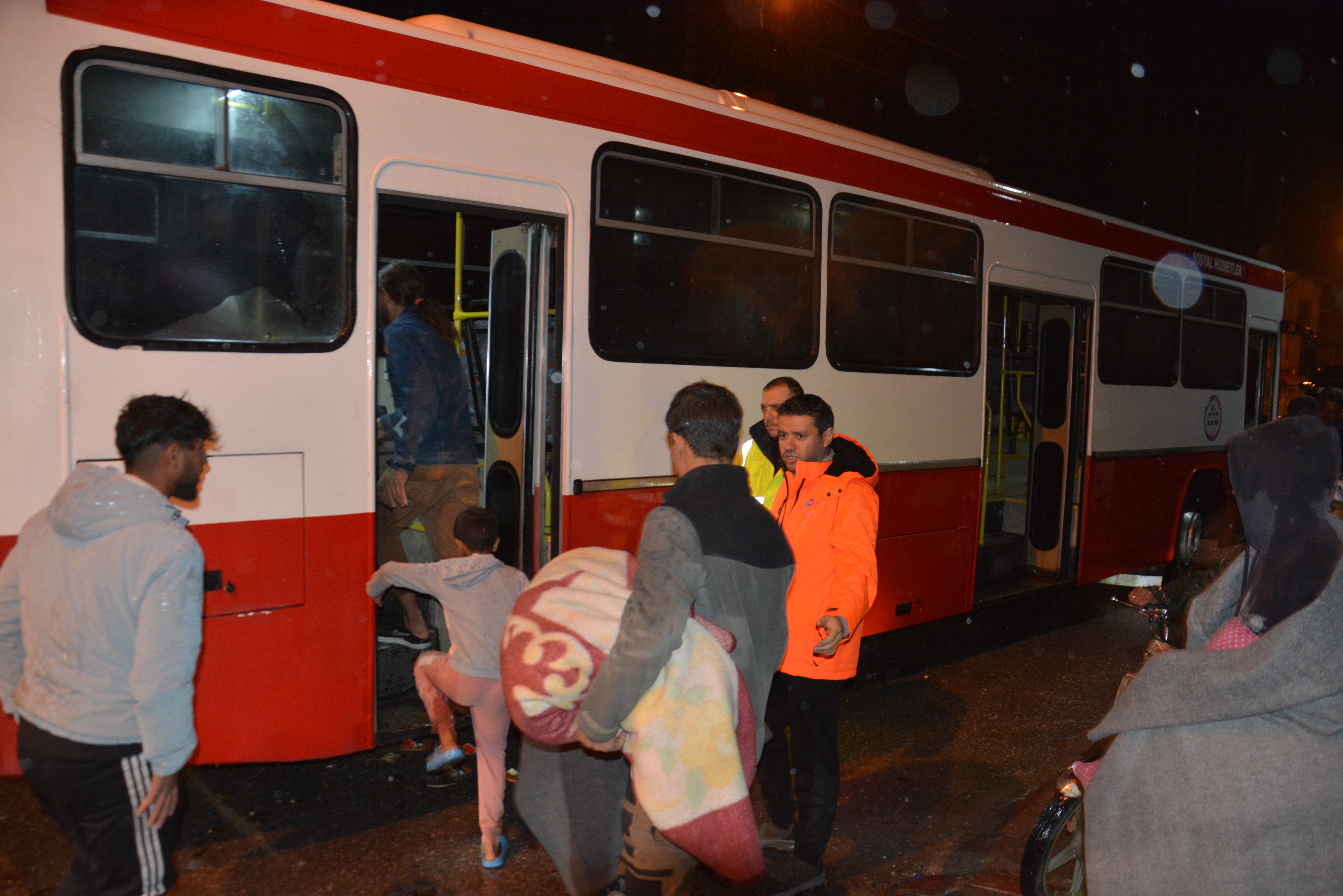 Mevsimlik tarım işçileri spor salonuna yerleştirildi