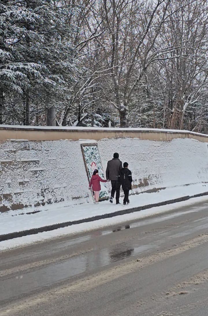 Zeynep Ebrar Berk bayrağı öpüyor