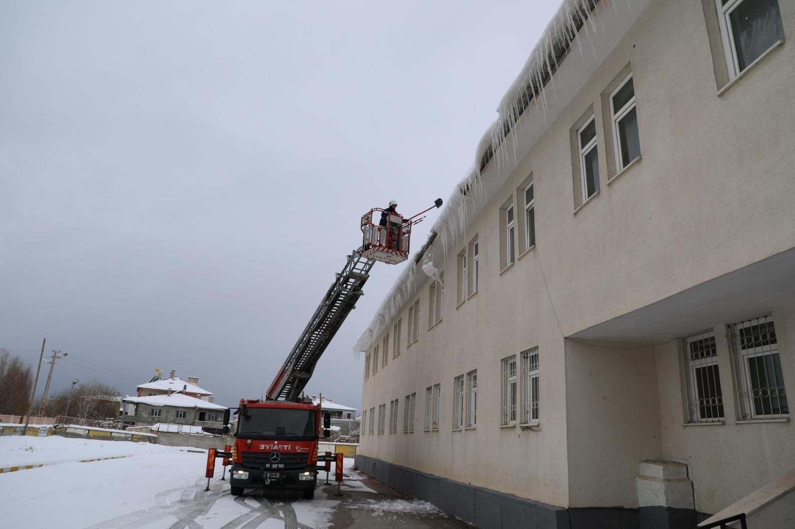 İtfaiye ekipleri buz sarkıtı temizliği