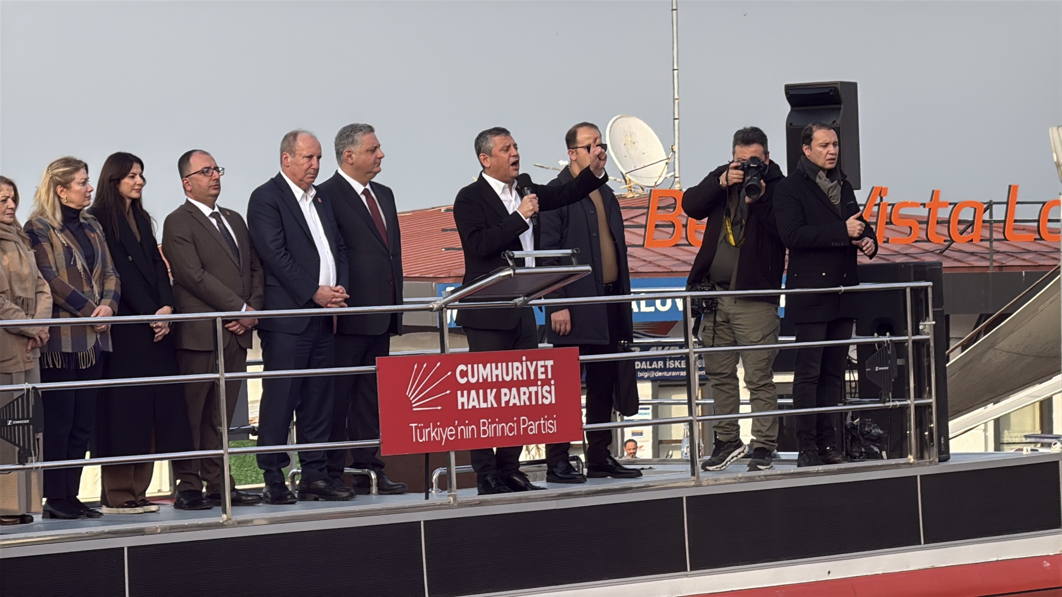 Özgür Özel ve CHP