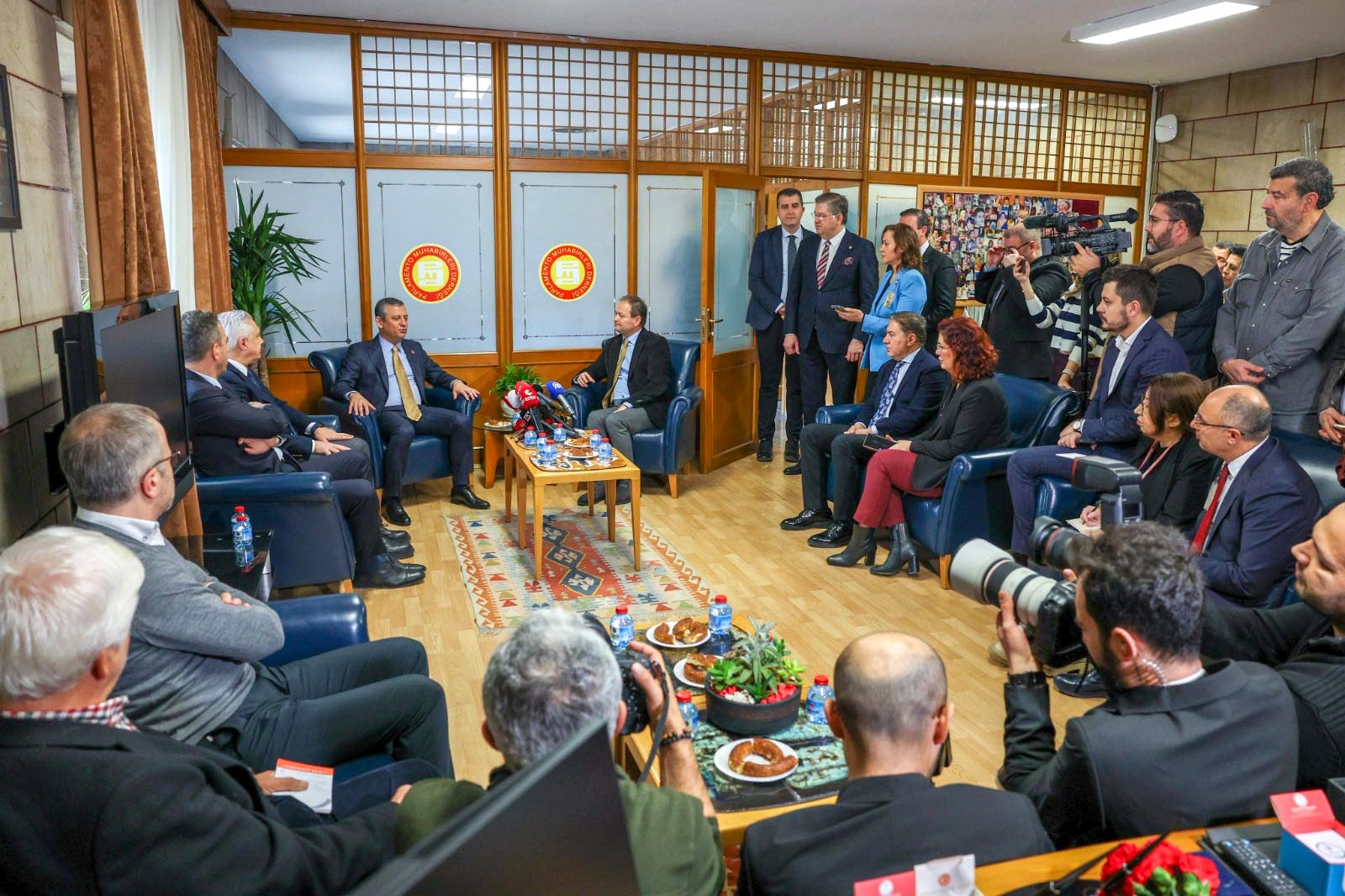 Özgür Özel TBMMde Gazetecilerle