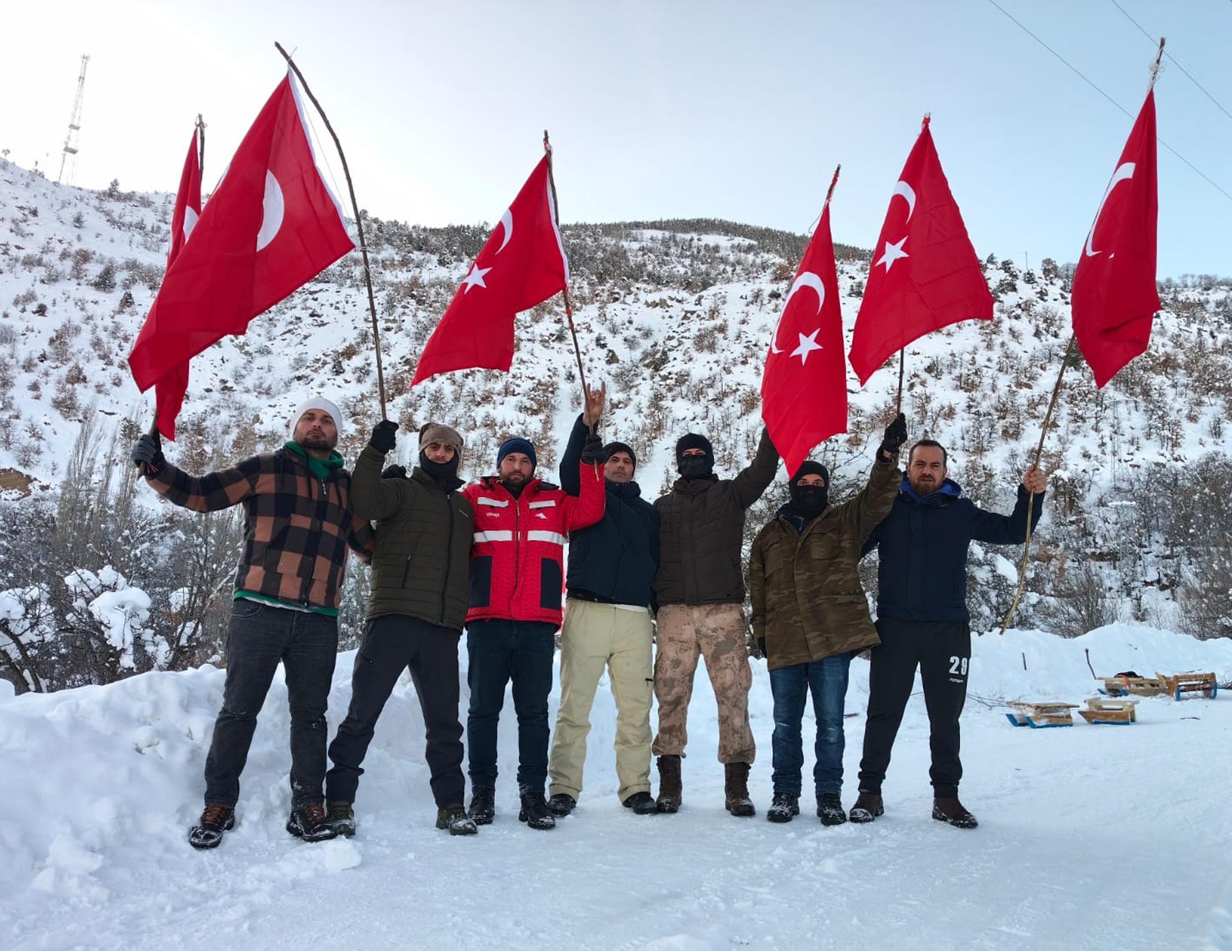 İspirli gençler kızakla kayarken