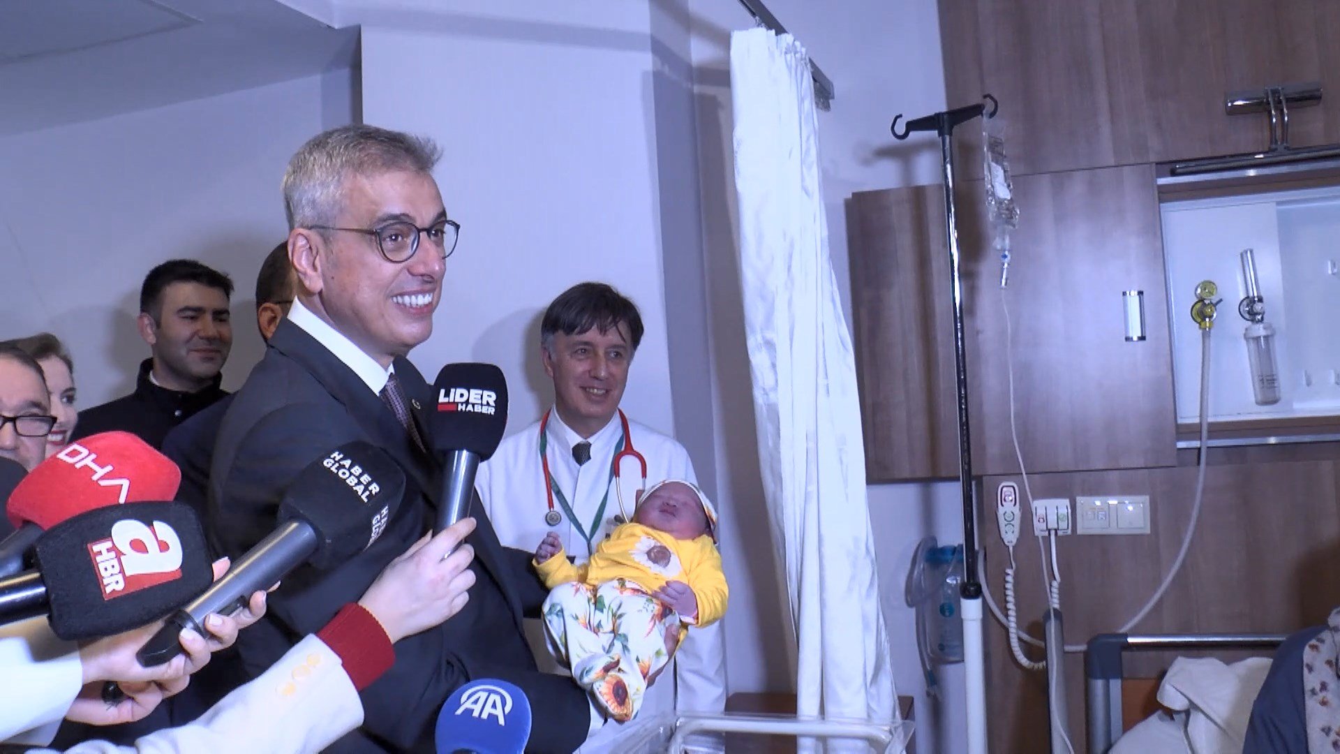 Sağlık Bakanı Memişoğlu hastane personeli ile selamlaşıyor