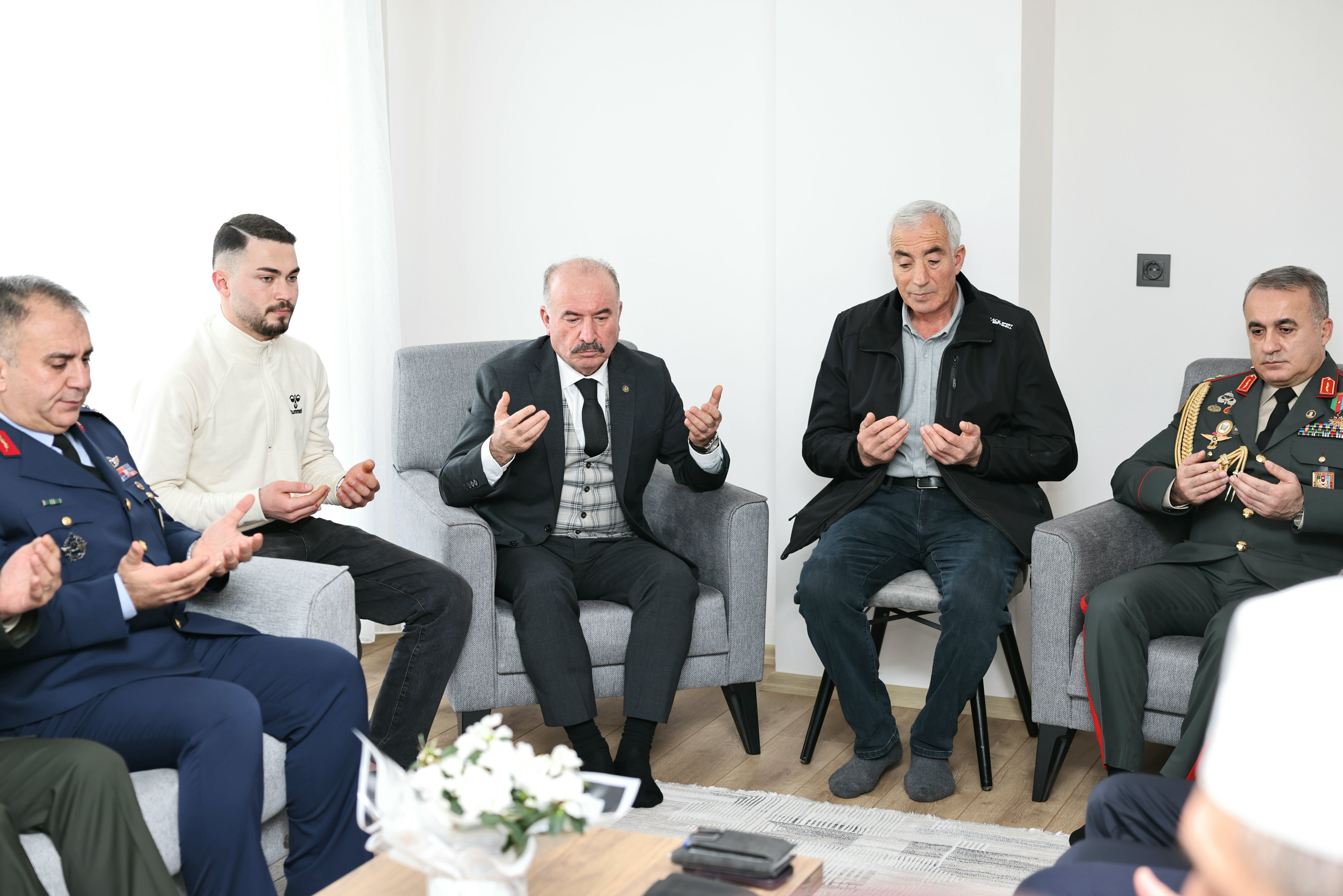 Azerbaycan Heyeti Şehit Kabrini Ziyaret Etti