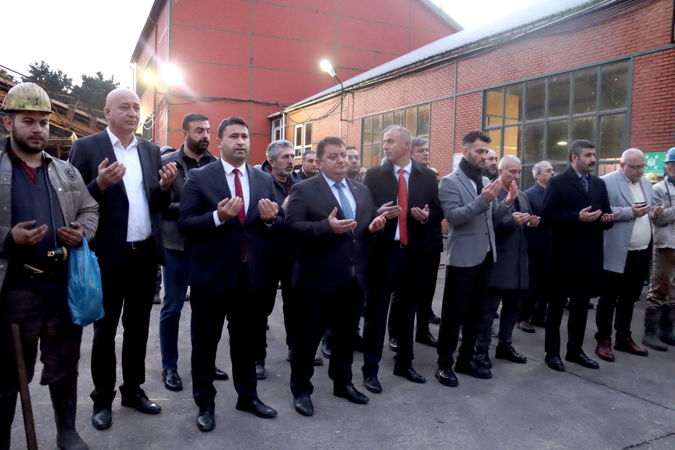 Maden ocağında güvenlik ekipmanları ve işçiler