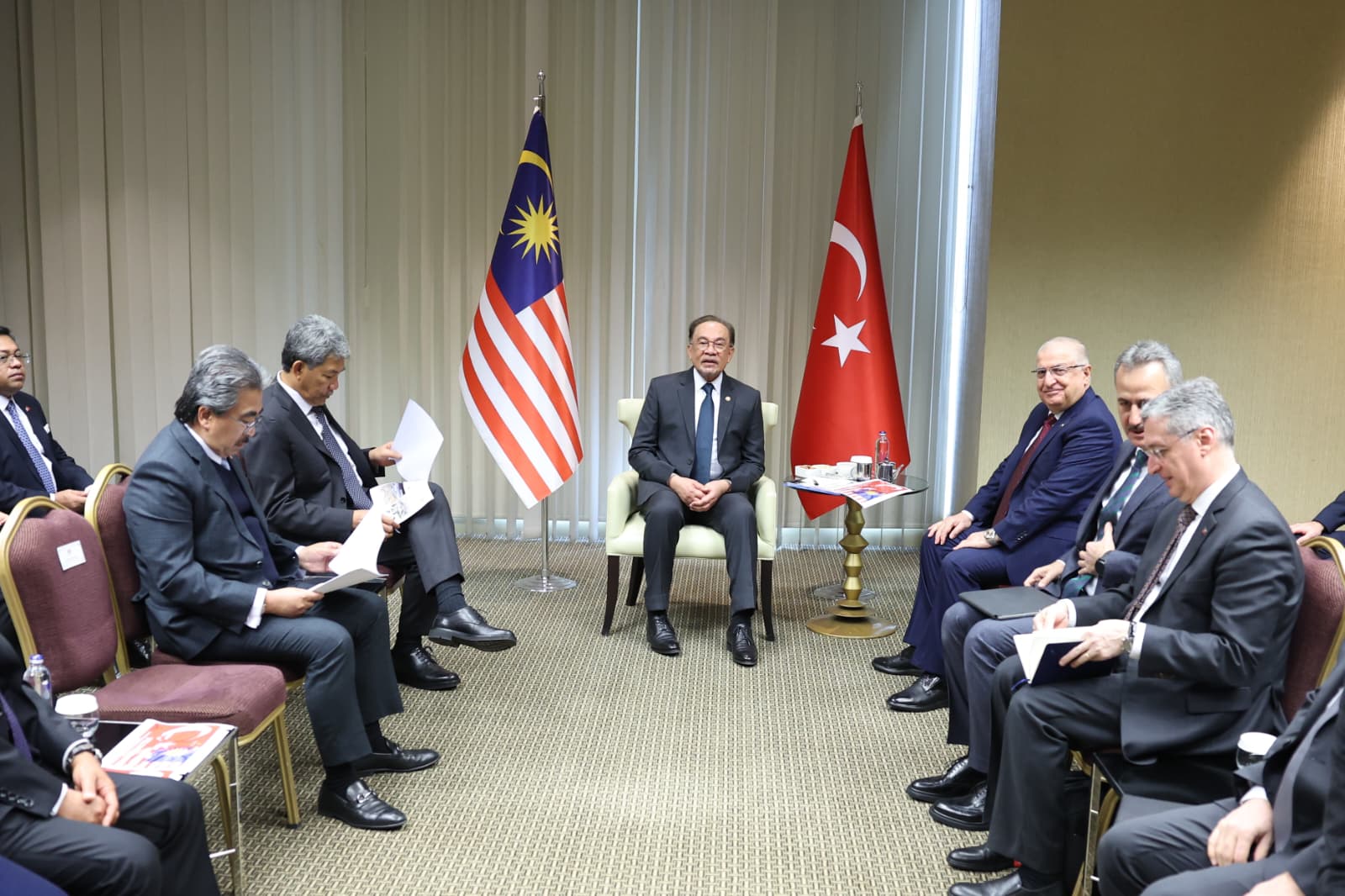 Milli Savunma Bakanı Yaşar Güler ve Malezya Başbakanı Enver İbrahim