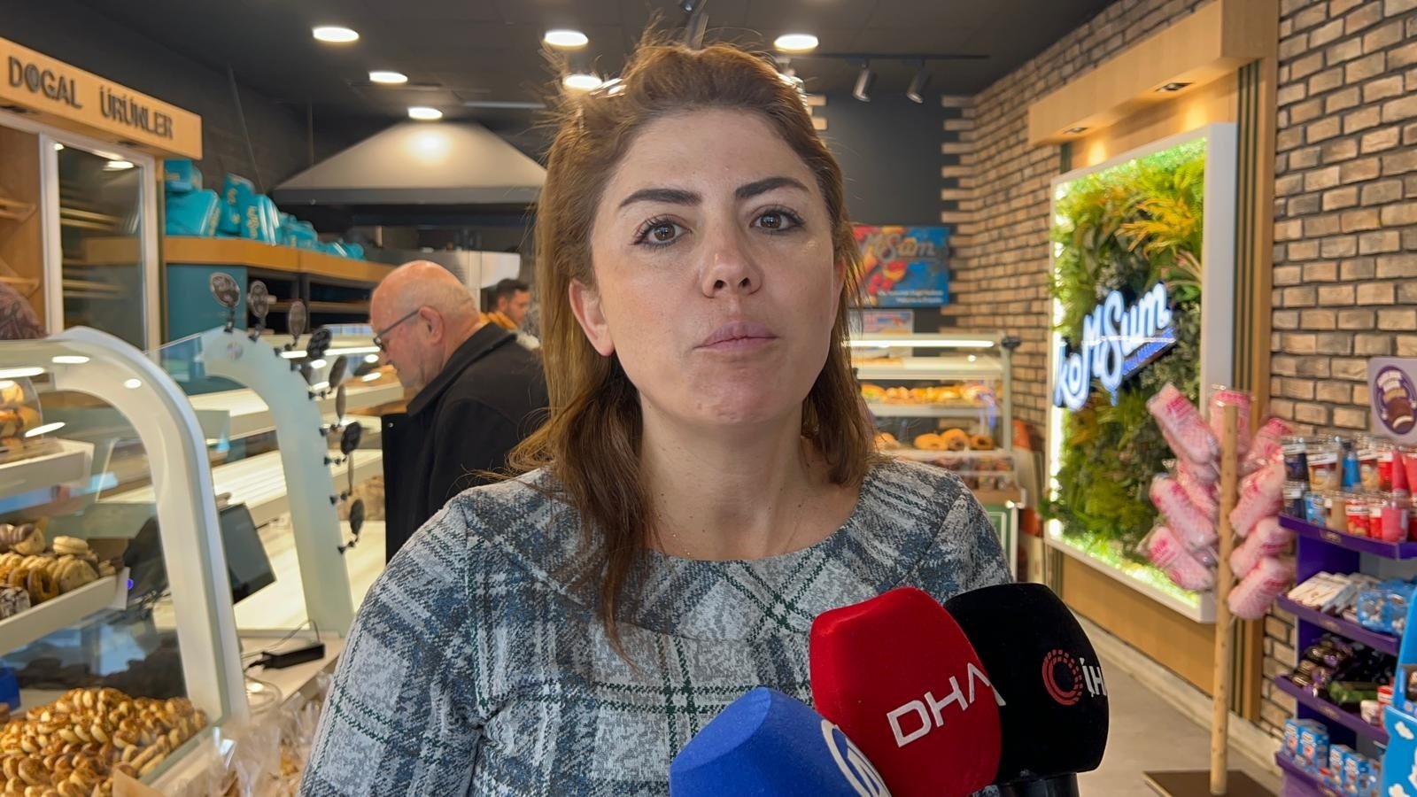 Denetim ekibi restoranda QR kod menüyü kontrol ediyor