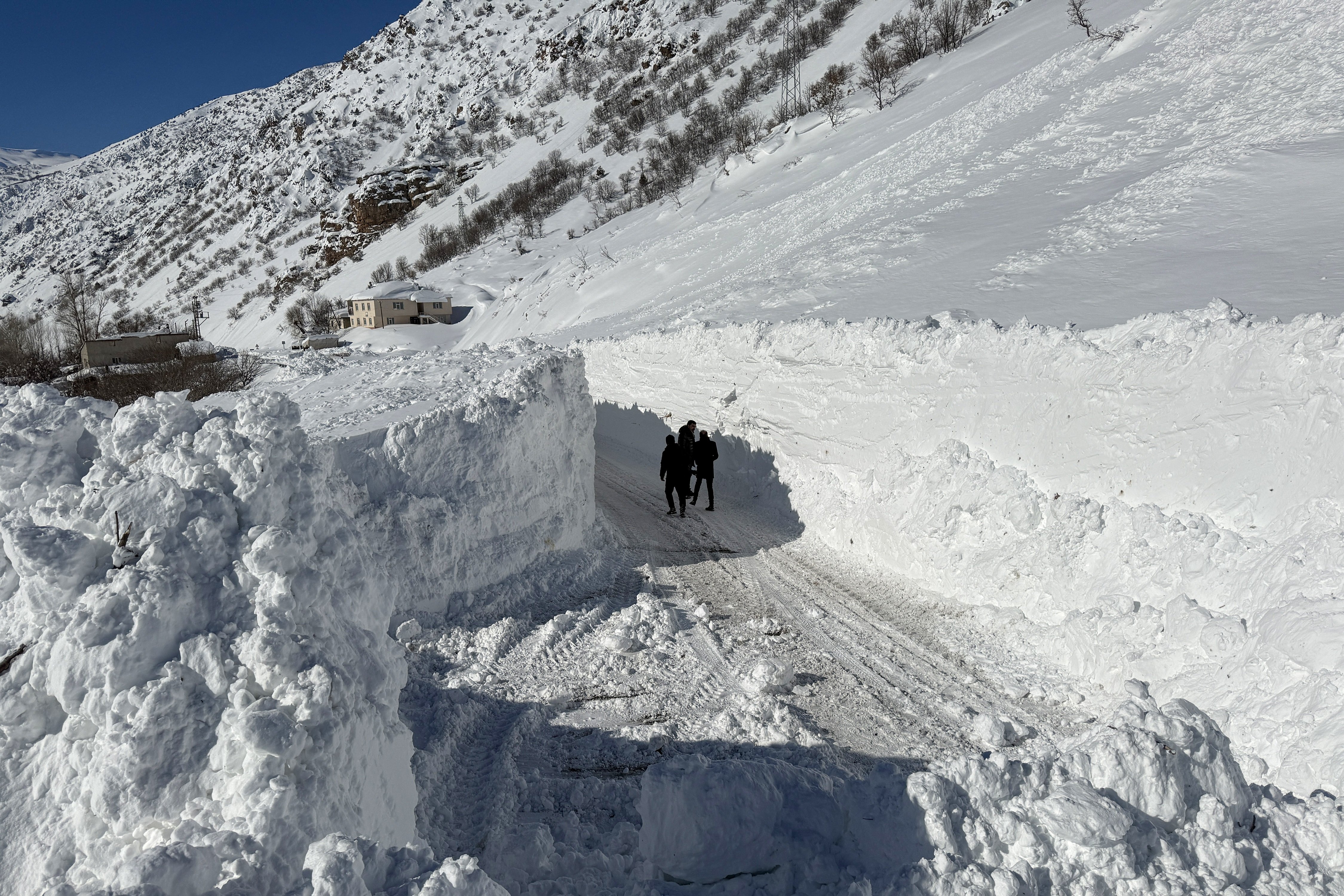 Çatak karayolu çığ temizleme çalışmaları