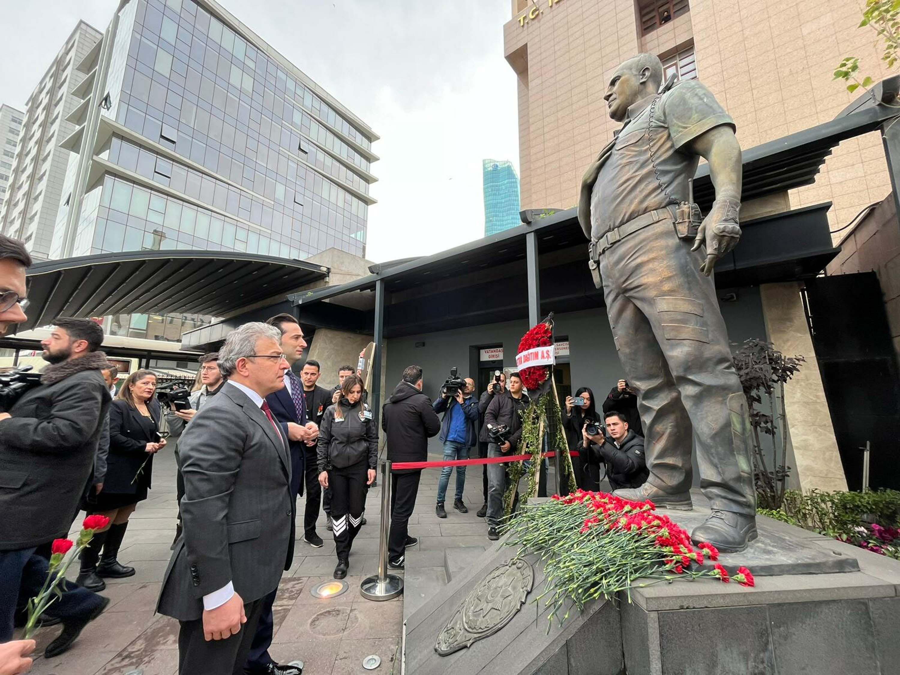İzmir Adliyesi önünde toplanan kalabalık