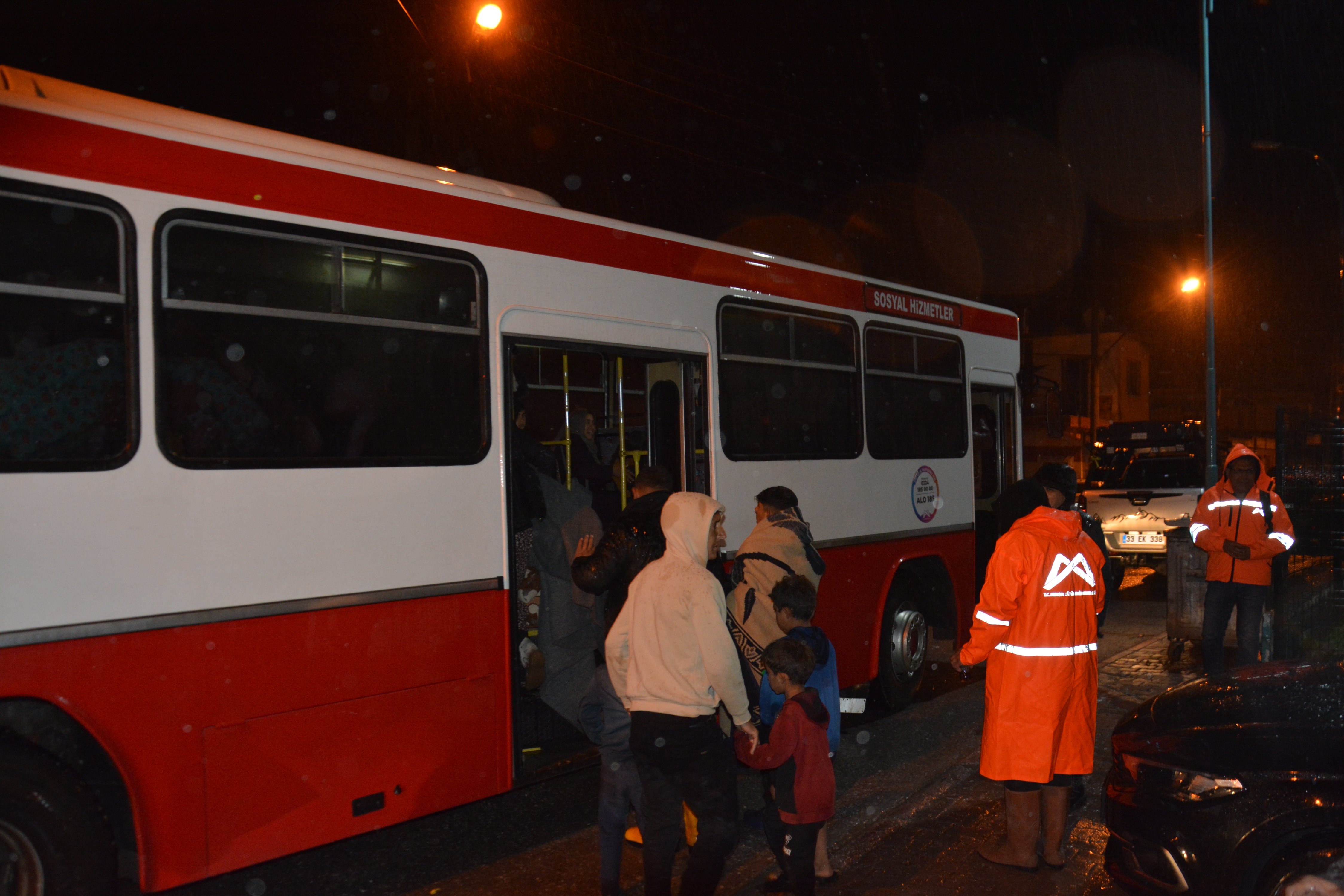 Mersin Büyükşehir Belediyesi ekipleri su tahliye çalışması yapıyor