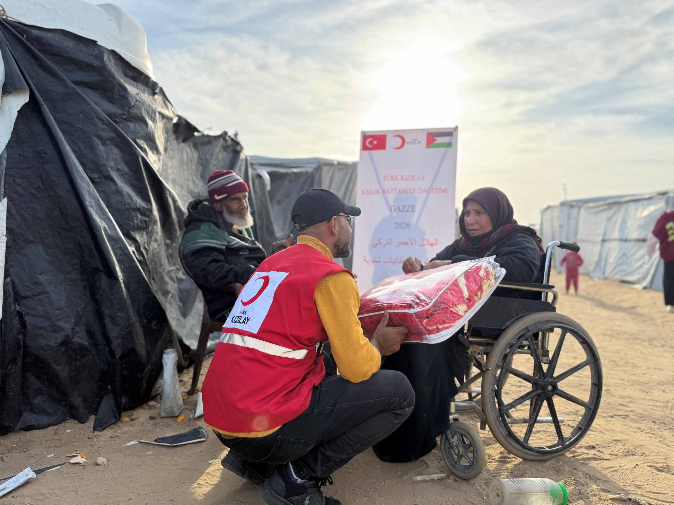 Türk Kızılay Gazze Battaniye Dağıtımı