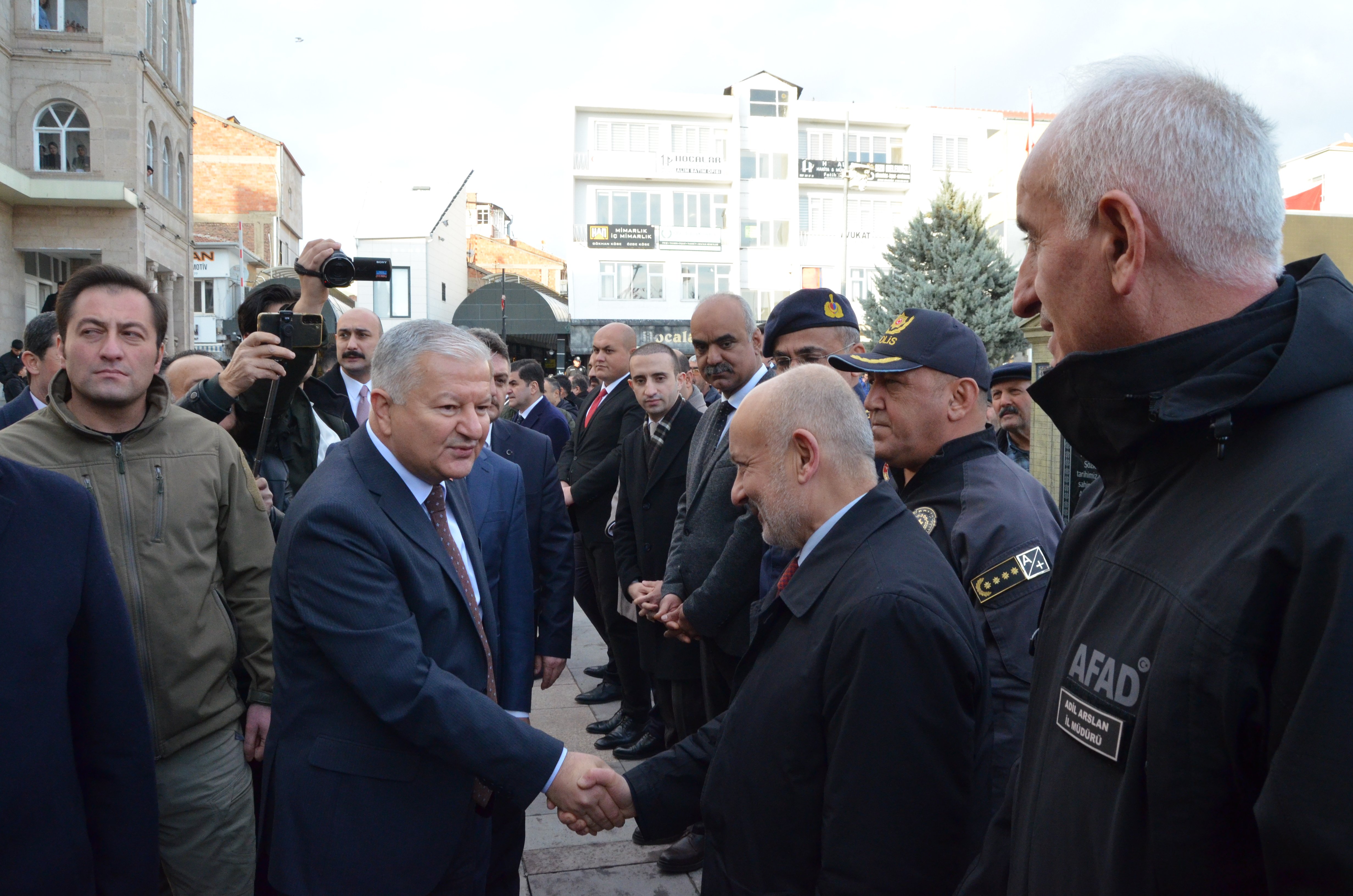 Vali Murat Duru Tören Mangasını Selamlıyor