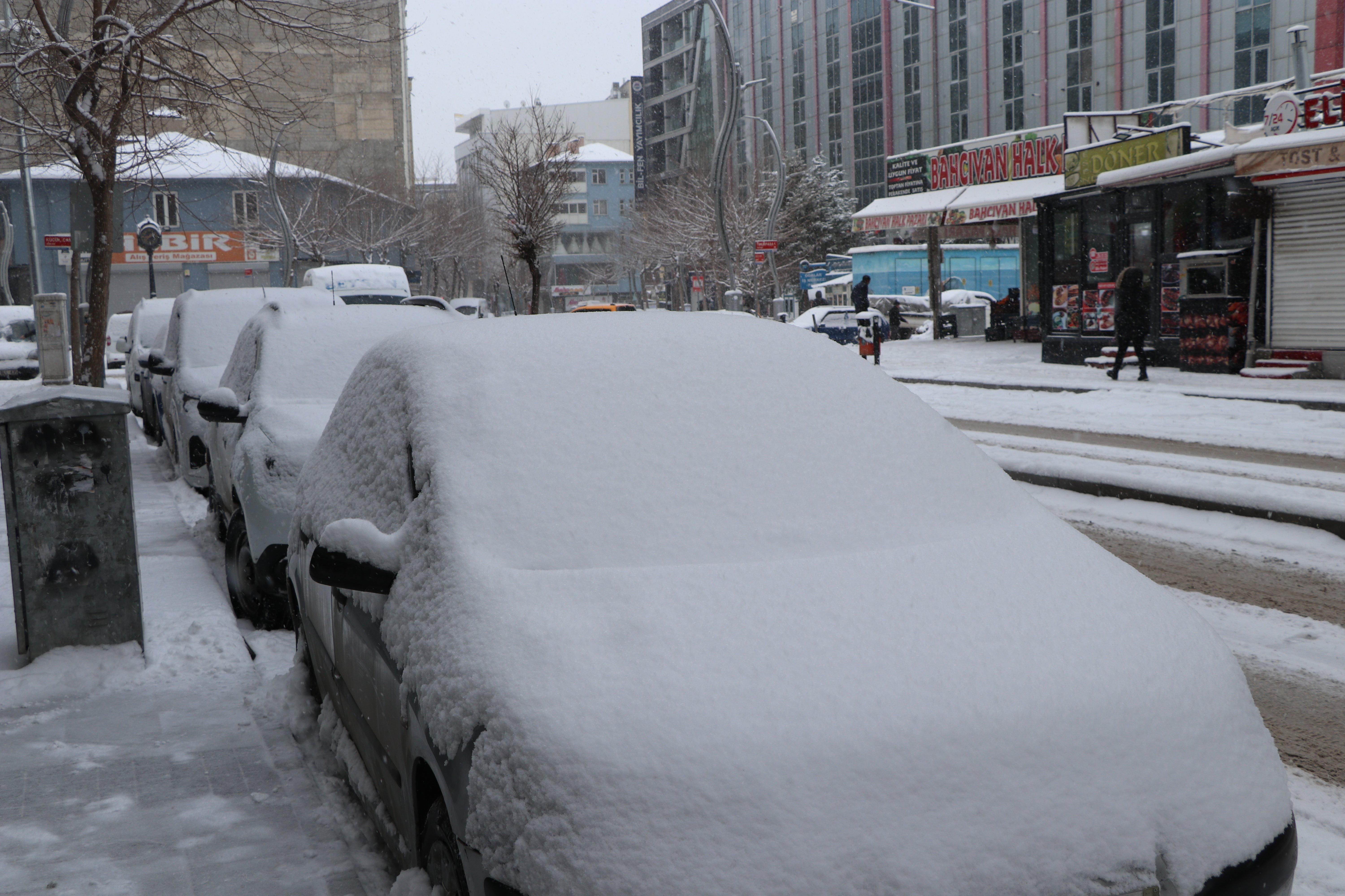 Van kar altında araçlar