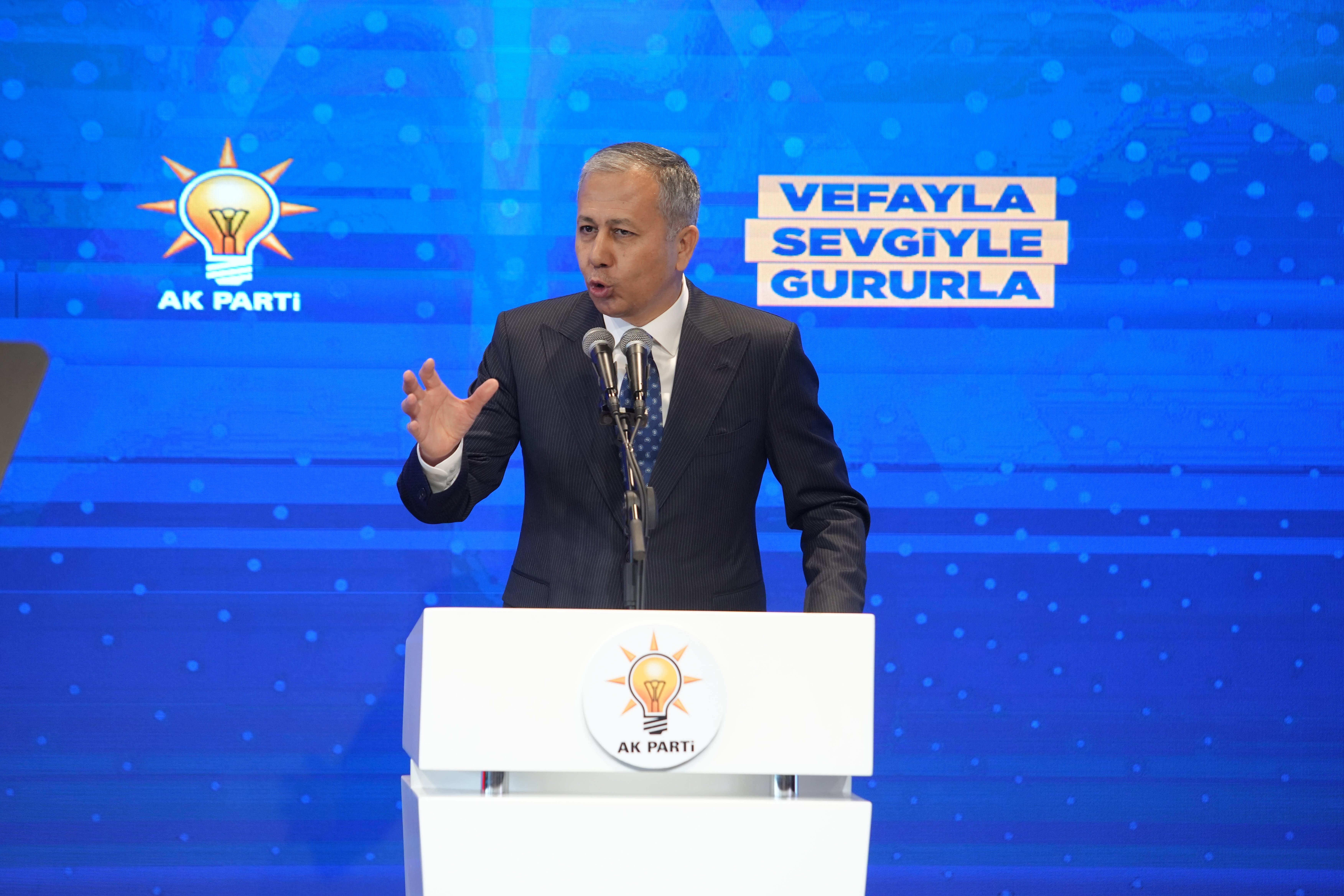 Bakan Yerlikaya AK Partililerle