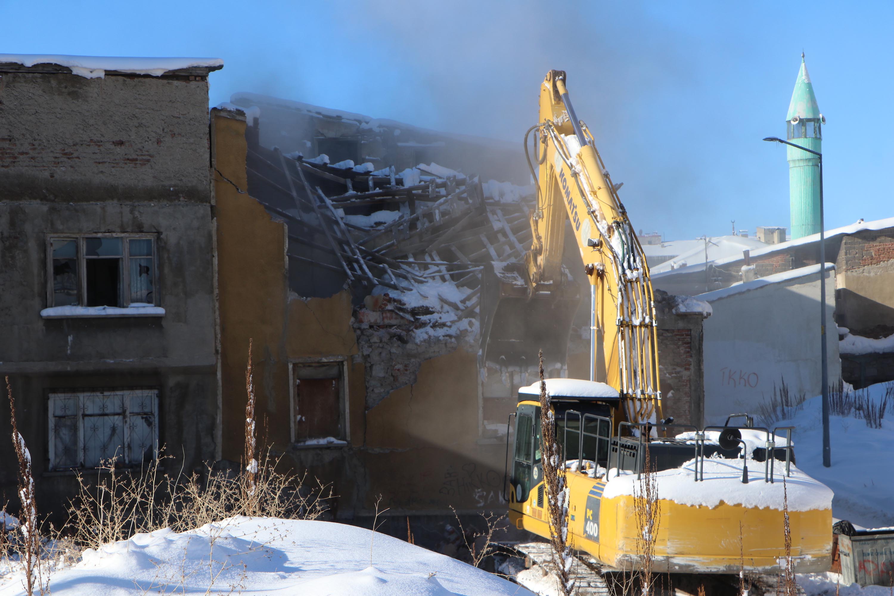 Erzurum Emniyet Müdürü Onur Karaburun metruk bina yıkımını inceliyor