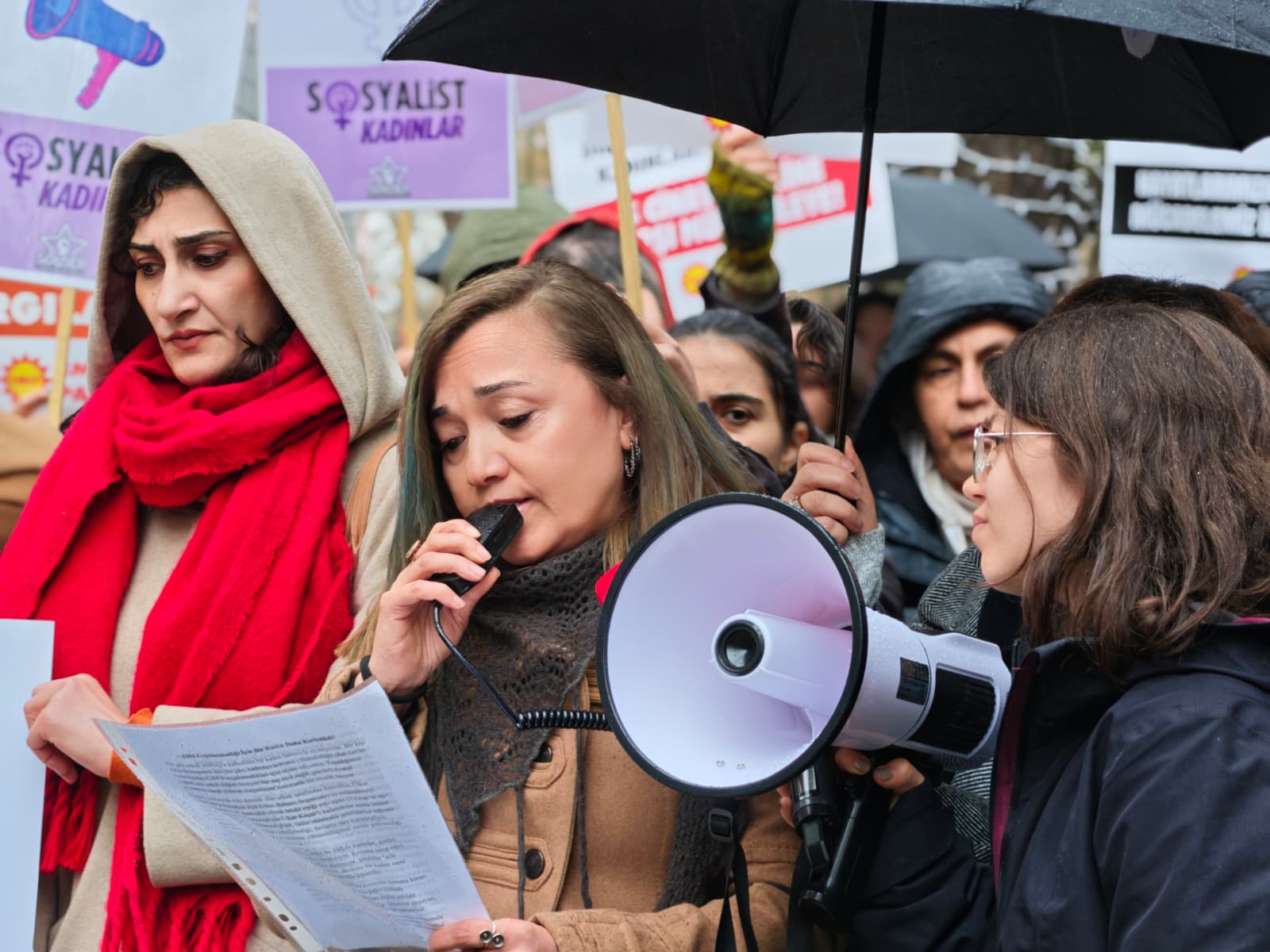 Kadın platformu üyeleri protesto
