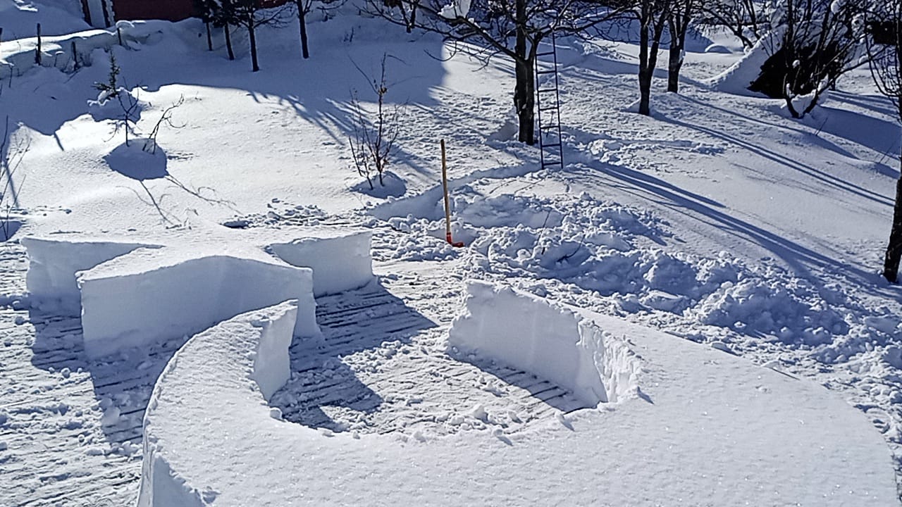 Karlı köy yolu ve evler