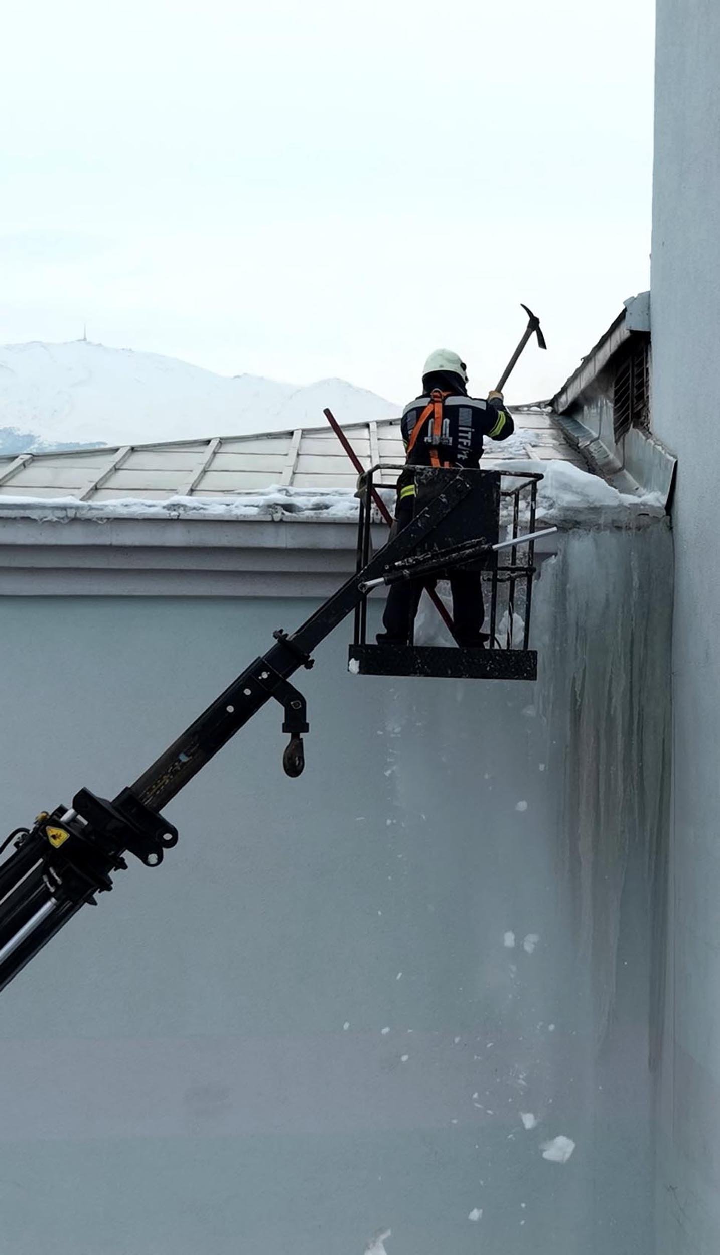 Buz sarkıtı temizleme operasyonu Erzurum