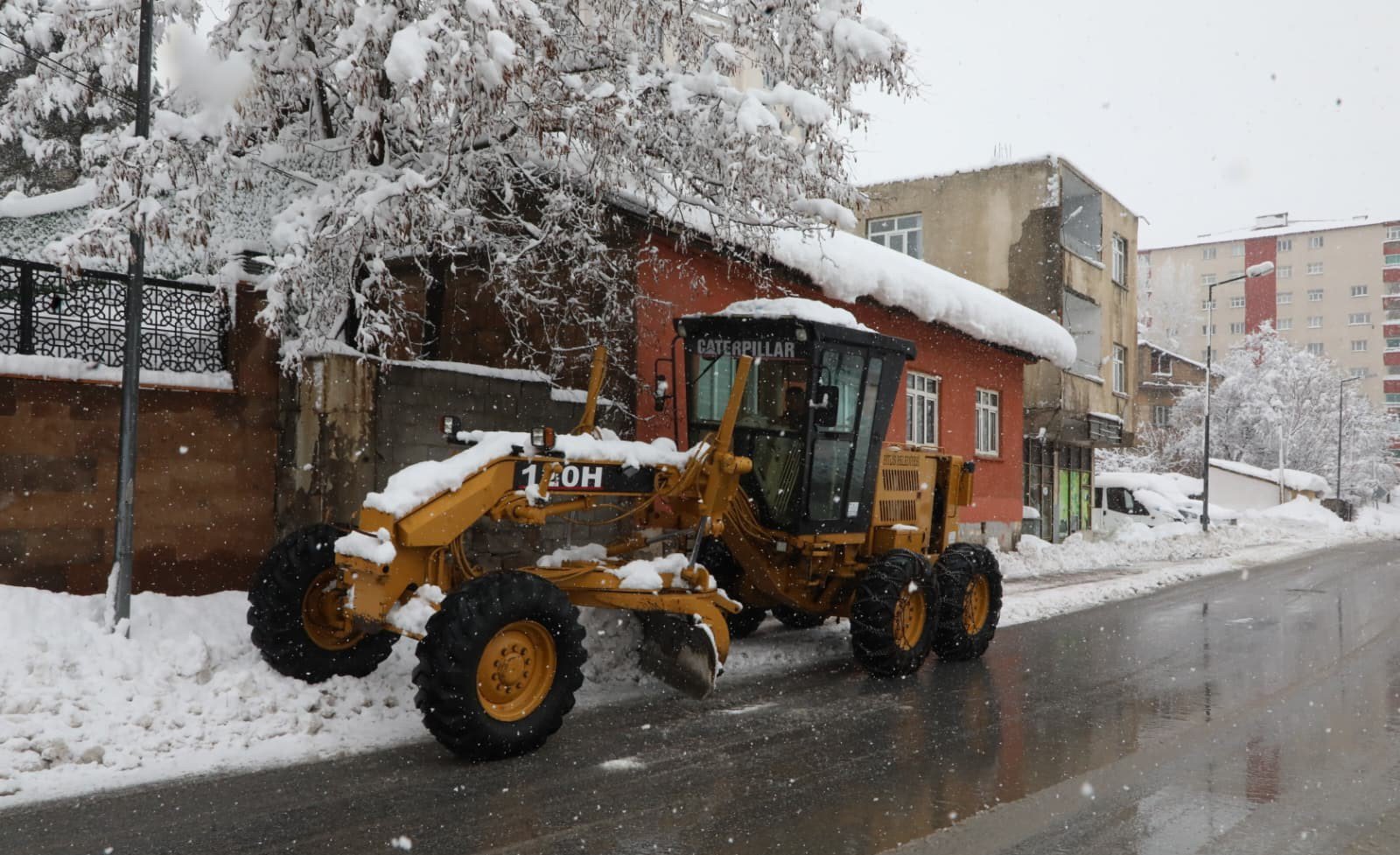 Bitlis köy yolu açma çalışması devam ediyor