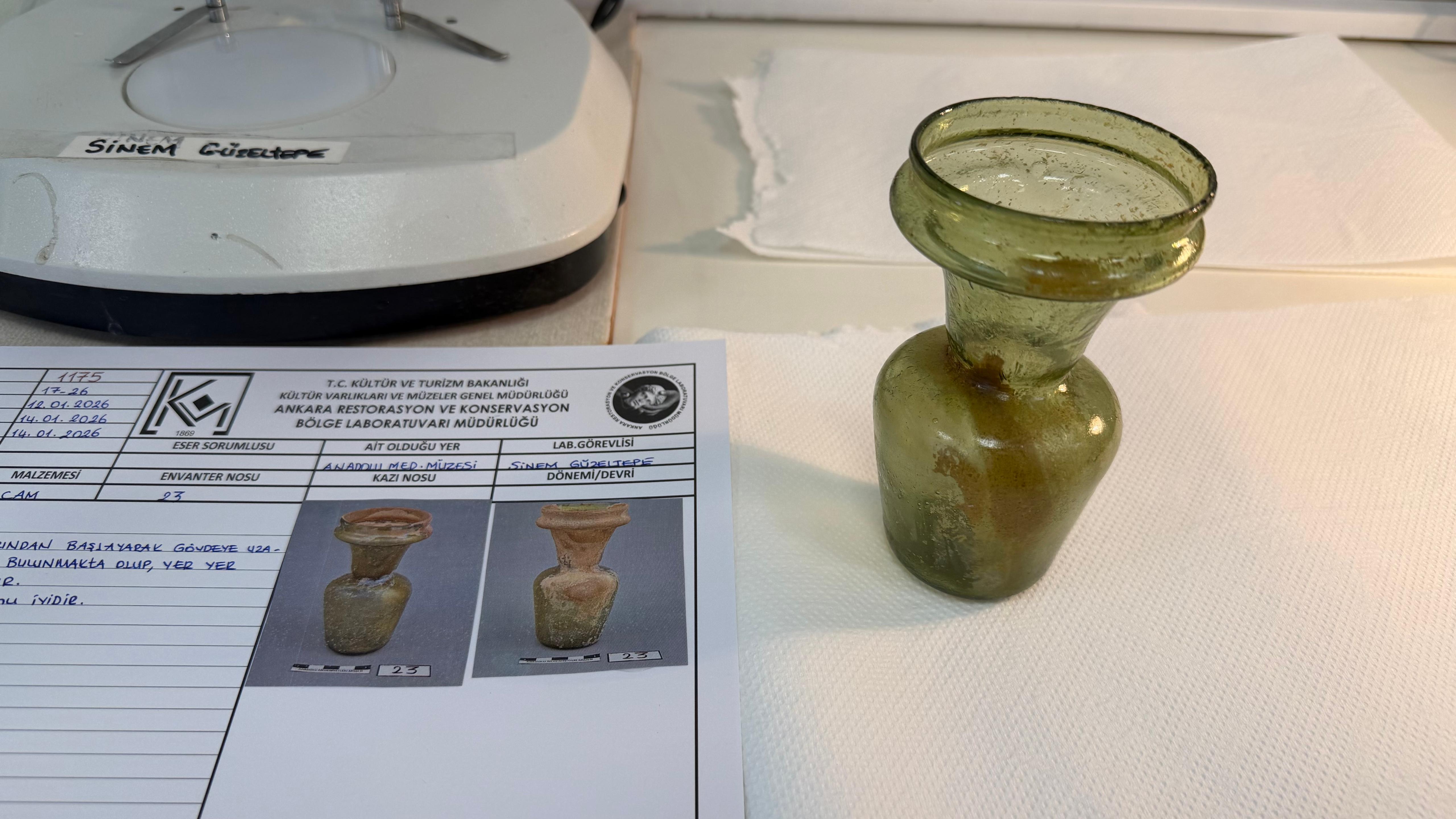 Konservasyon laboratuvarında eser bakımı