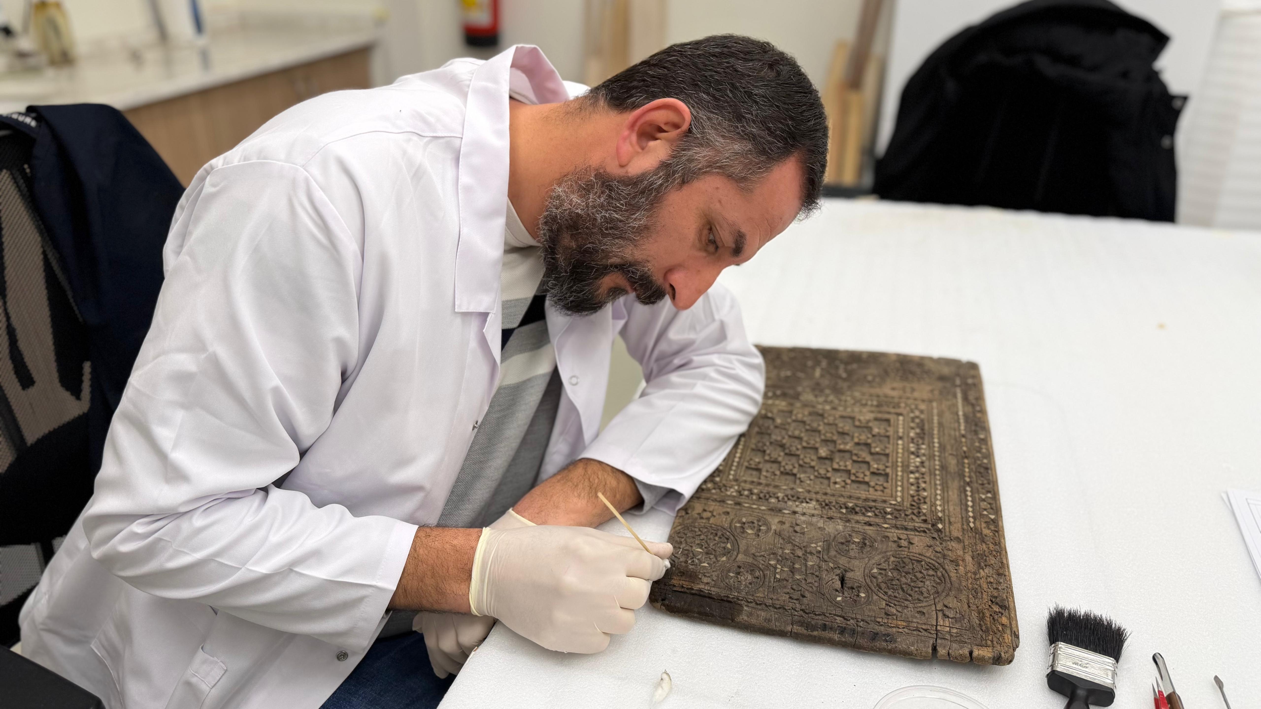 Laboratuvarda uzman çalışması