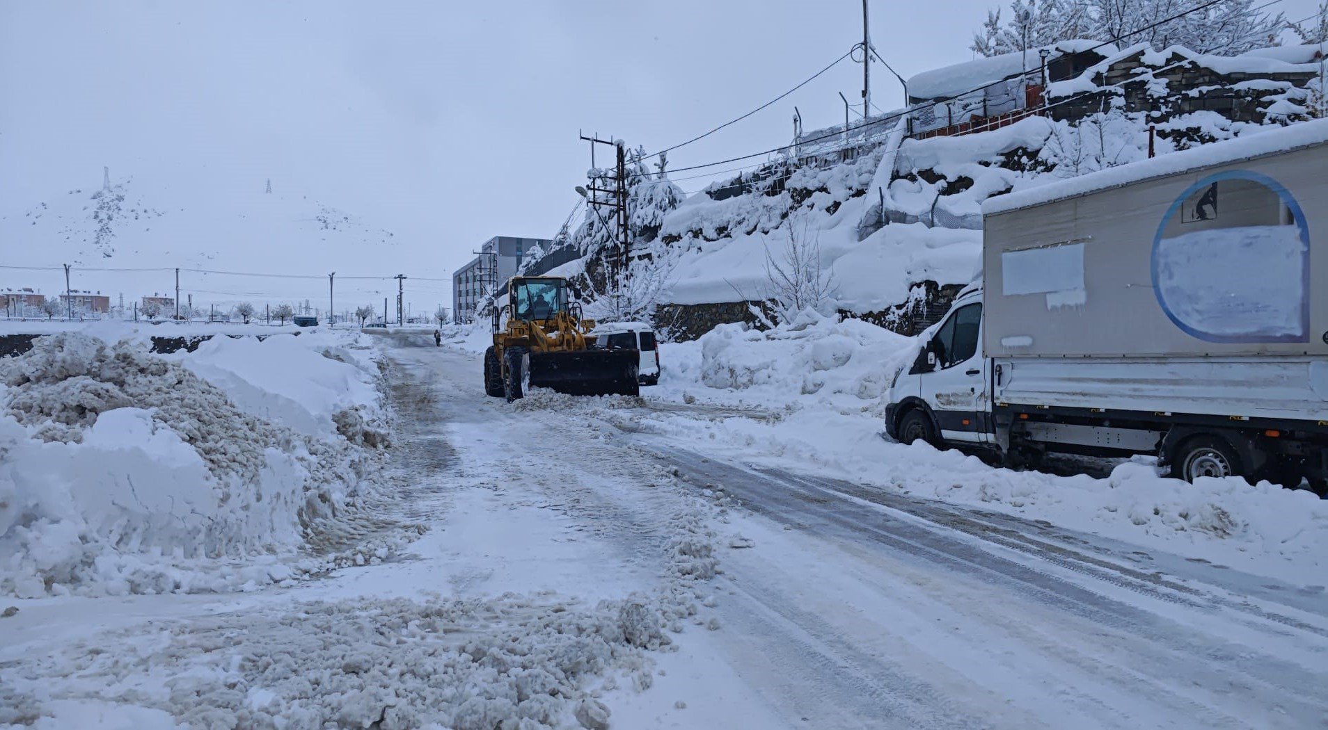 Bitlis belediye ekipleri kar temizleme