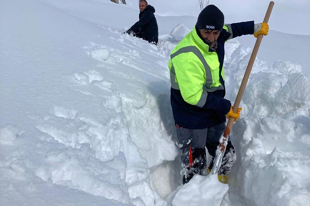 Çatak Belediyesi ekipleri kar temizliği