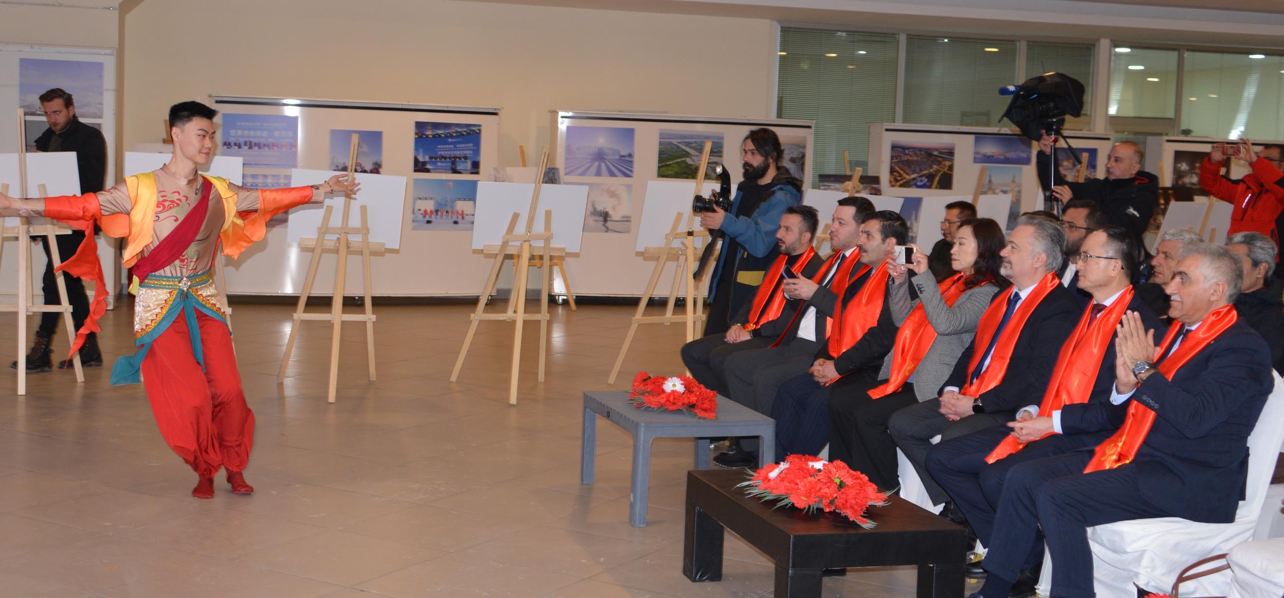 Çin Büyükelçisi Jiang Xuebin konuşma yapıyor