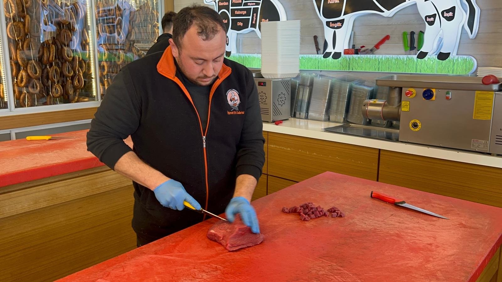 Ticaret denetim ekipleri kasapta etiket kontrolü yapıyor