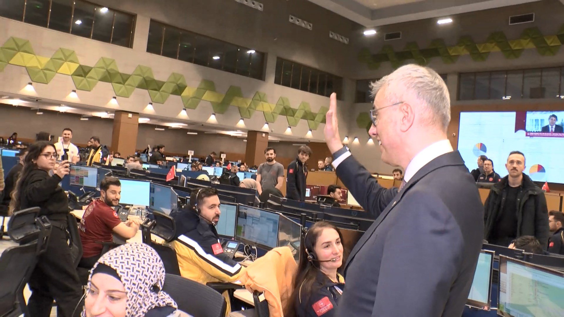 Bakan Memişoğlu 112 merkezinde personelle sohbet ediyor