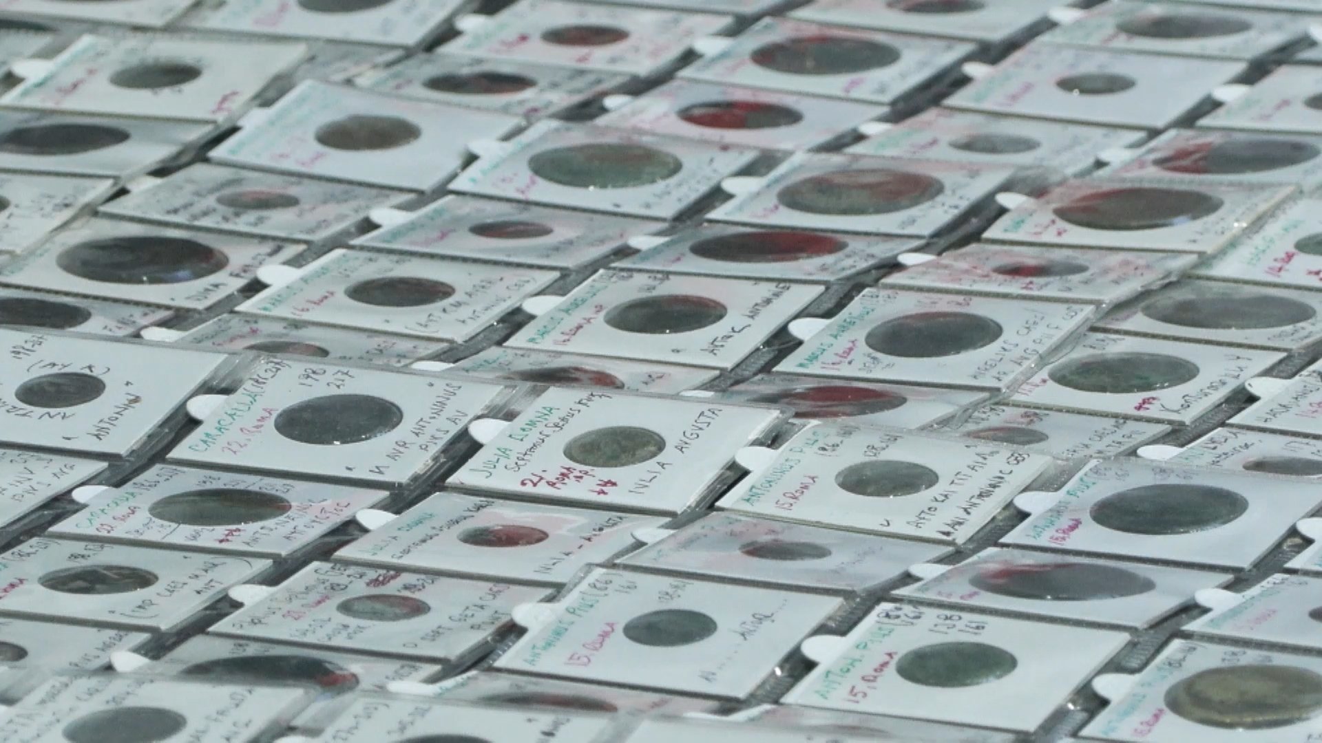 Operasyonda ele geçirilen eserlerin genel görünümü