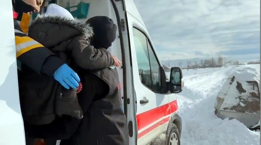 Erciş Belediyesi ekipleri kar temizleme çalışması