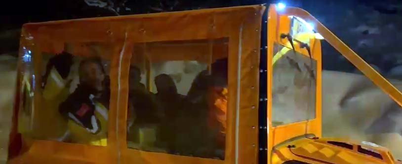 Sağlık ekipleri karla mücadele hasta taşıma