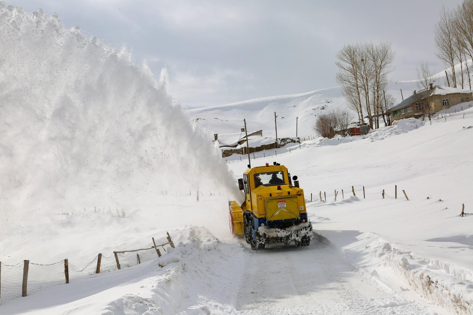 Van Büyükşehir Belediyesi karla mücadele ekipleri